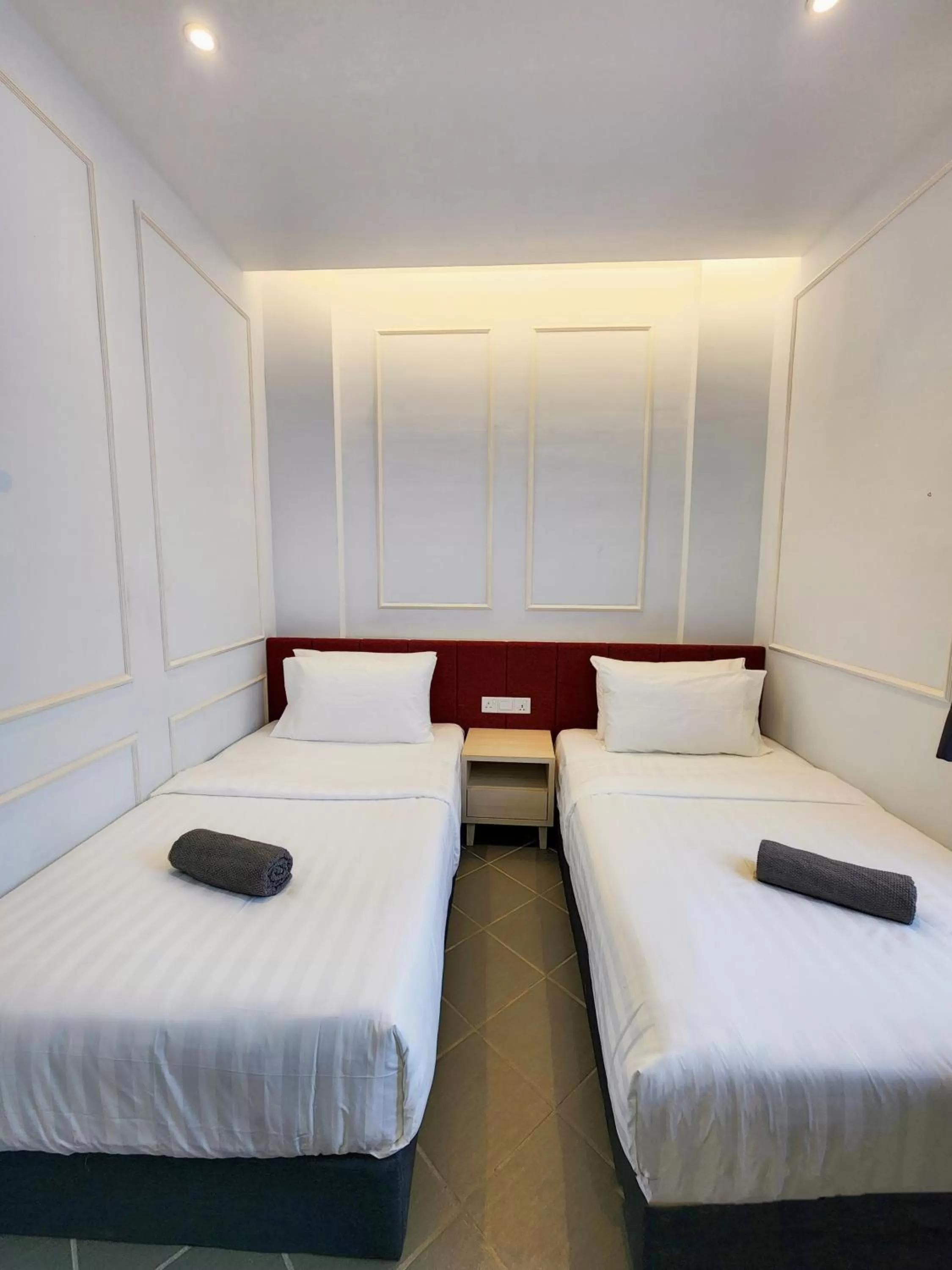 Deluxe Twin Room in Mac Hotel by Sky Hive