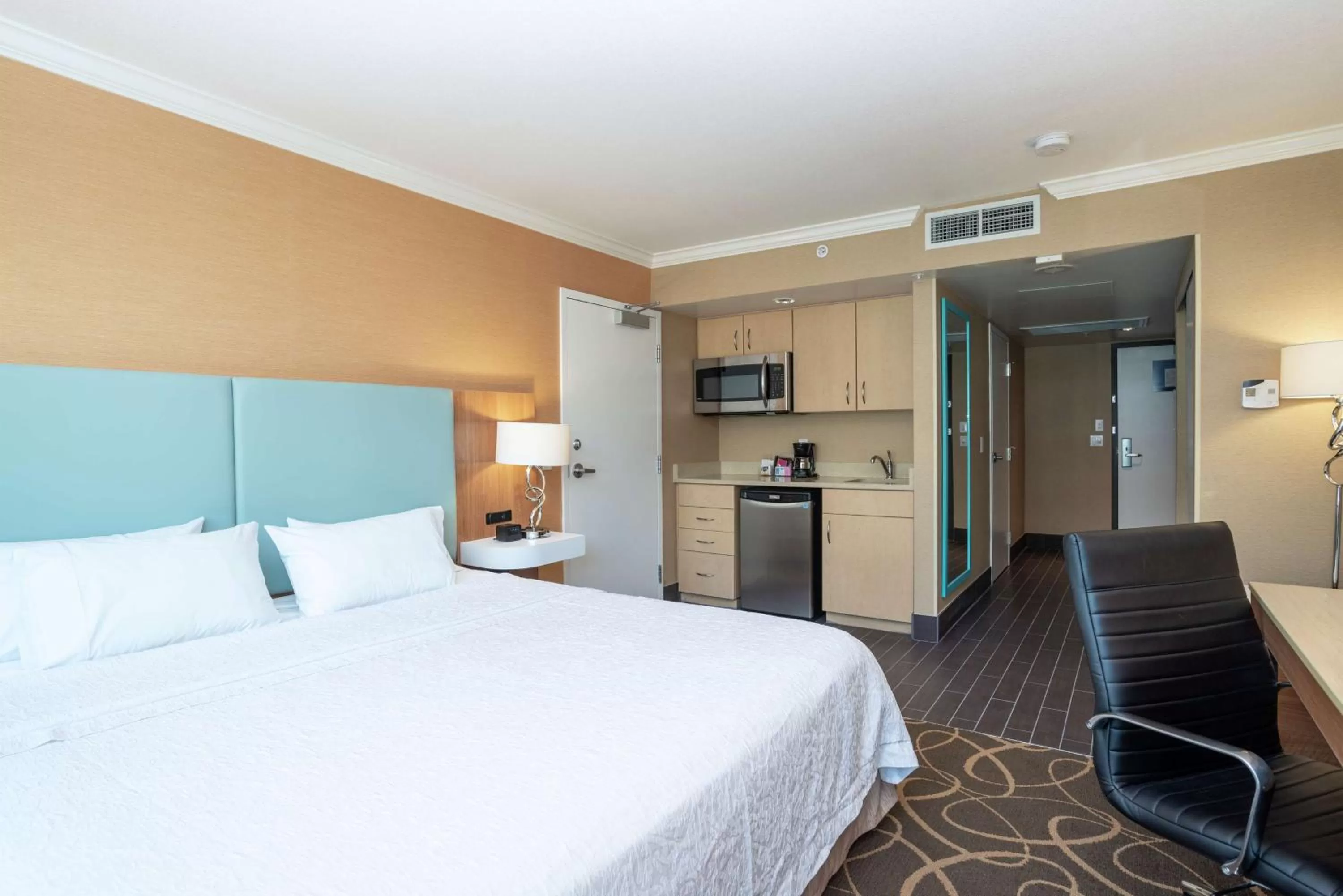King Room - Disability Access/Non-Smoking in Hampton Inn & Suites, by Hilton - Vancouver Downtown