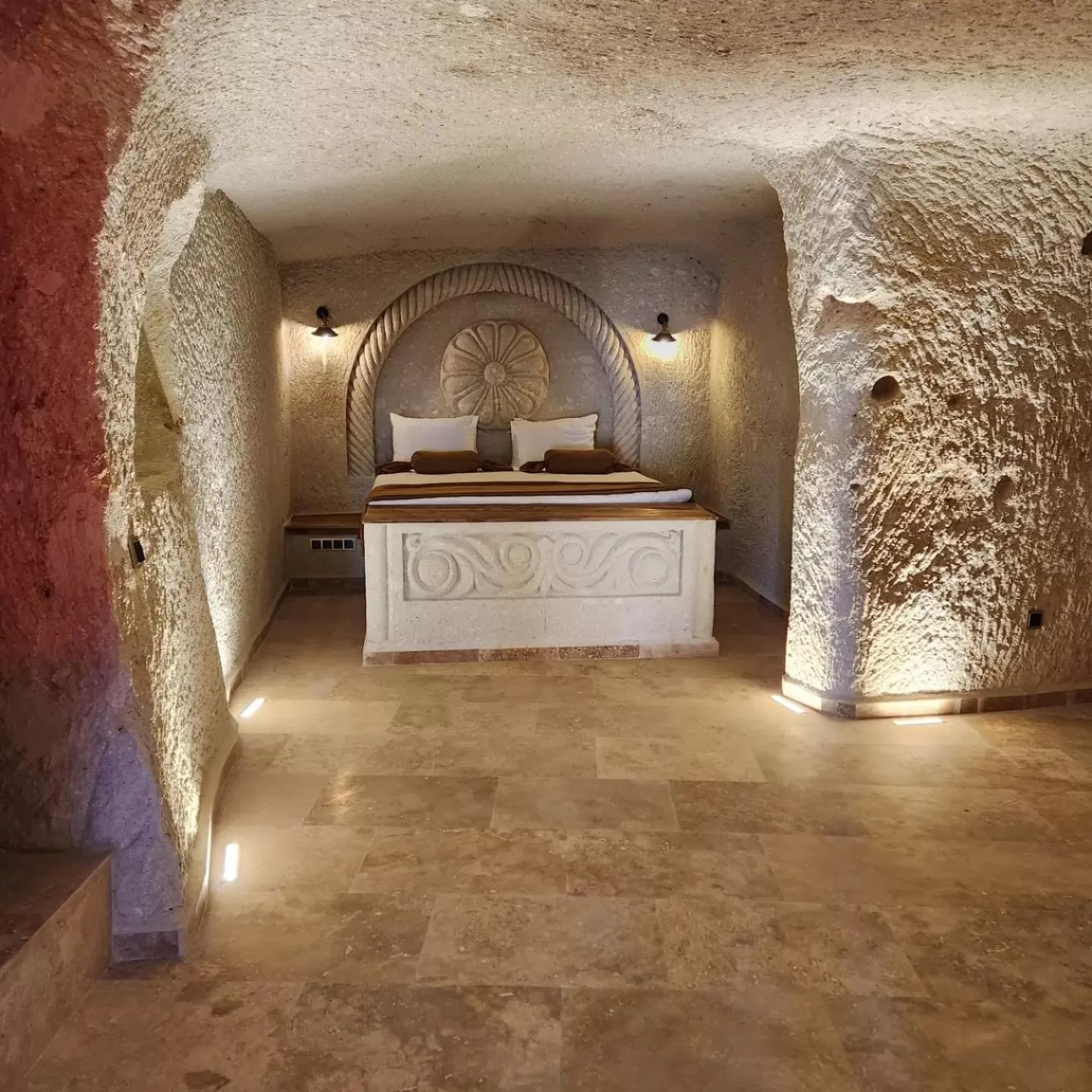 Queen Suite in Elite Cave Suites