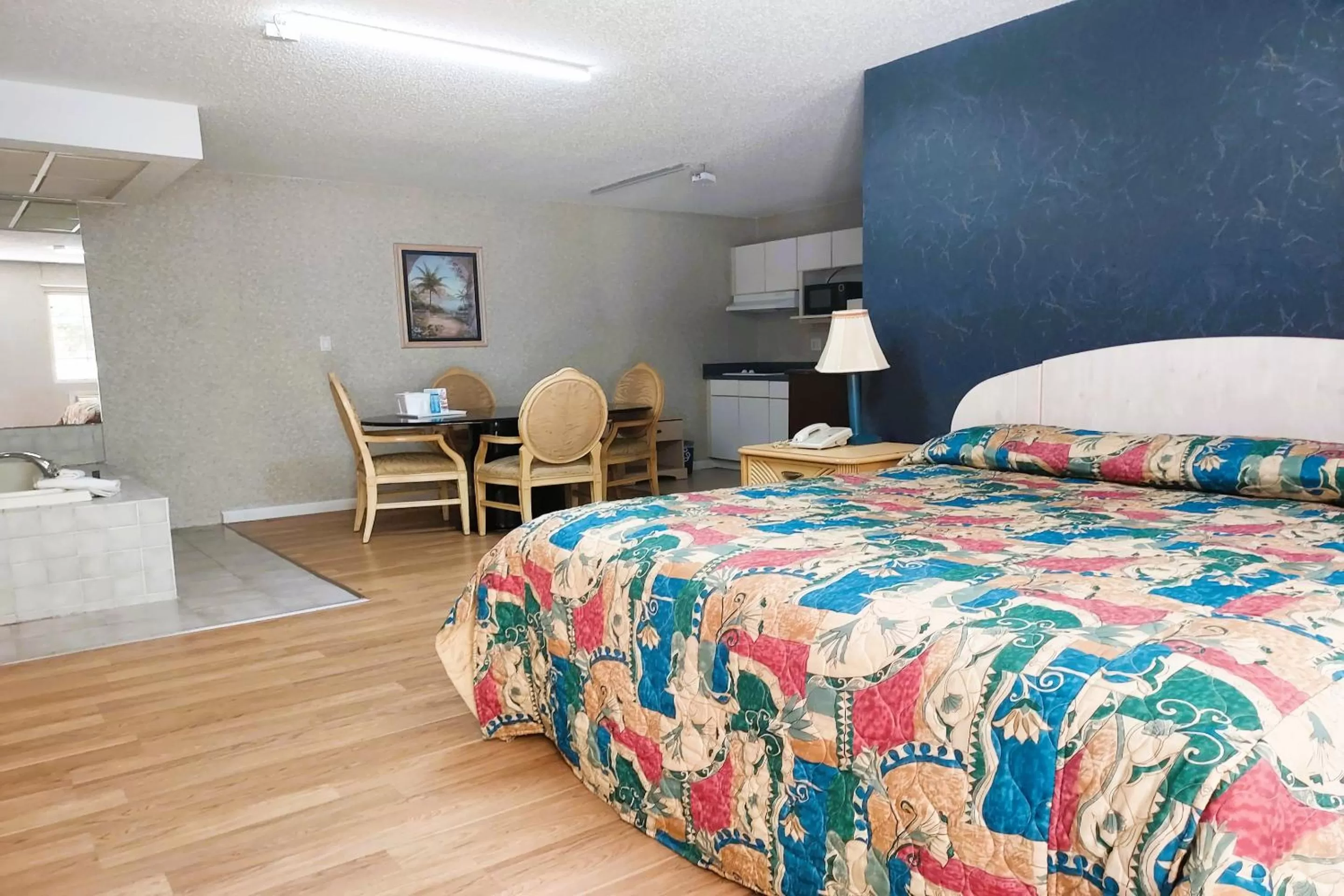 King Bed Jetted Tub with Kitchenette	 in Studio Inn and Suites