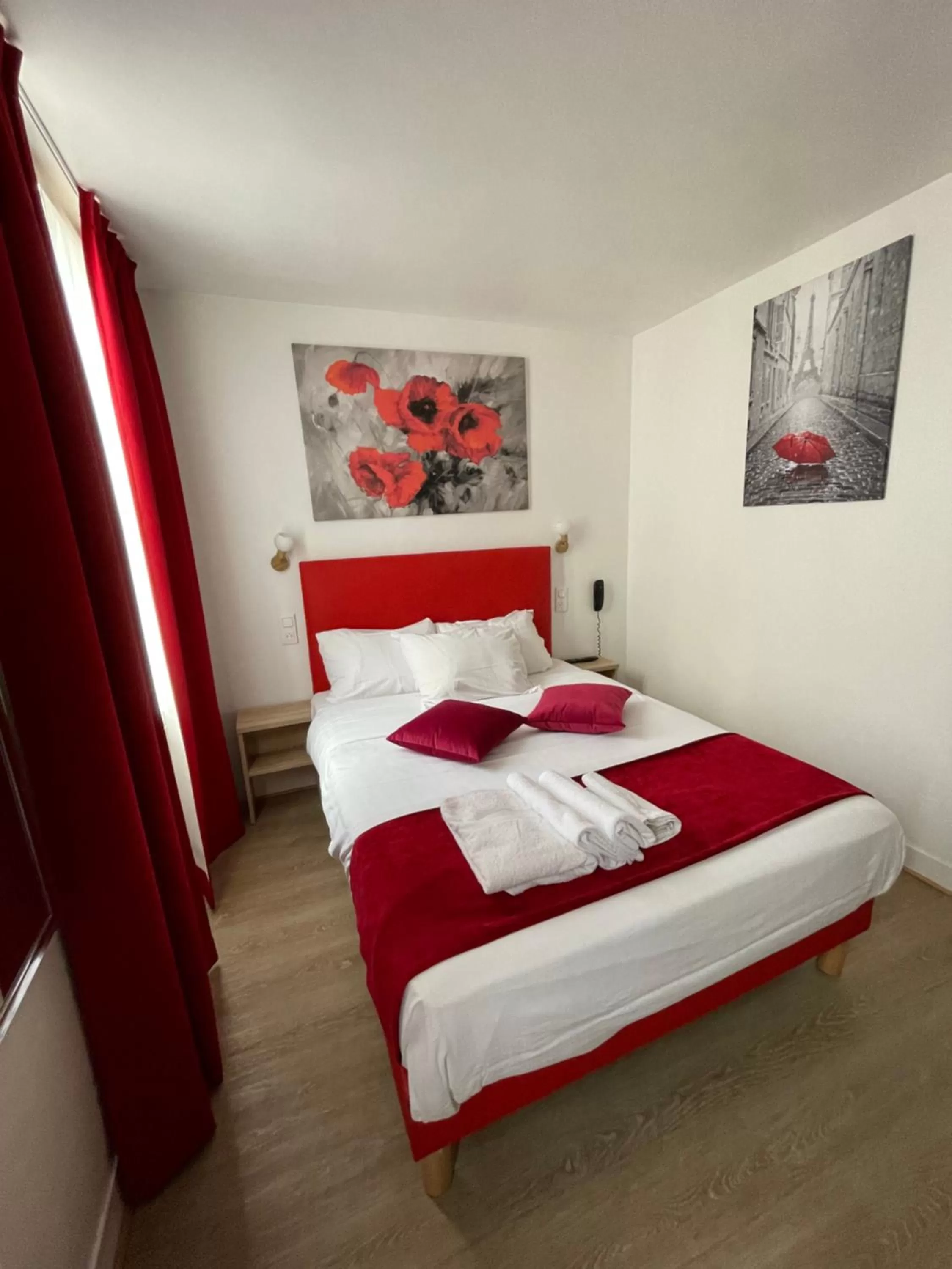 Superior Double Room with Bath in Hôtel de Bordeaux