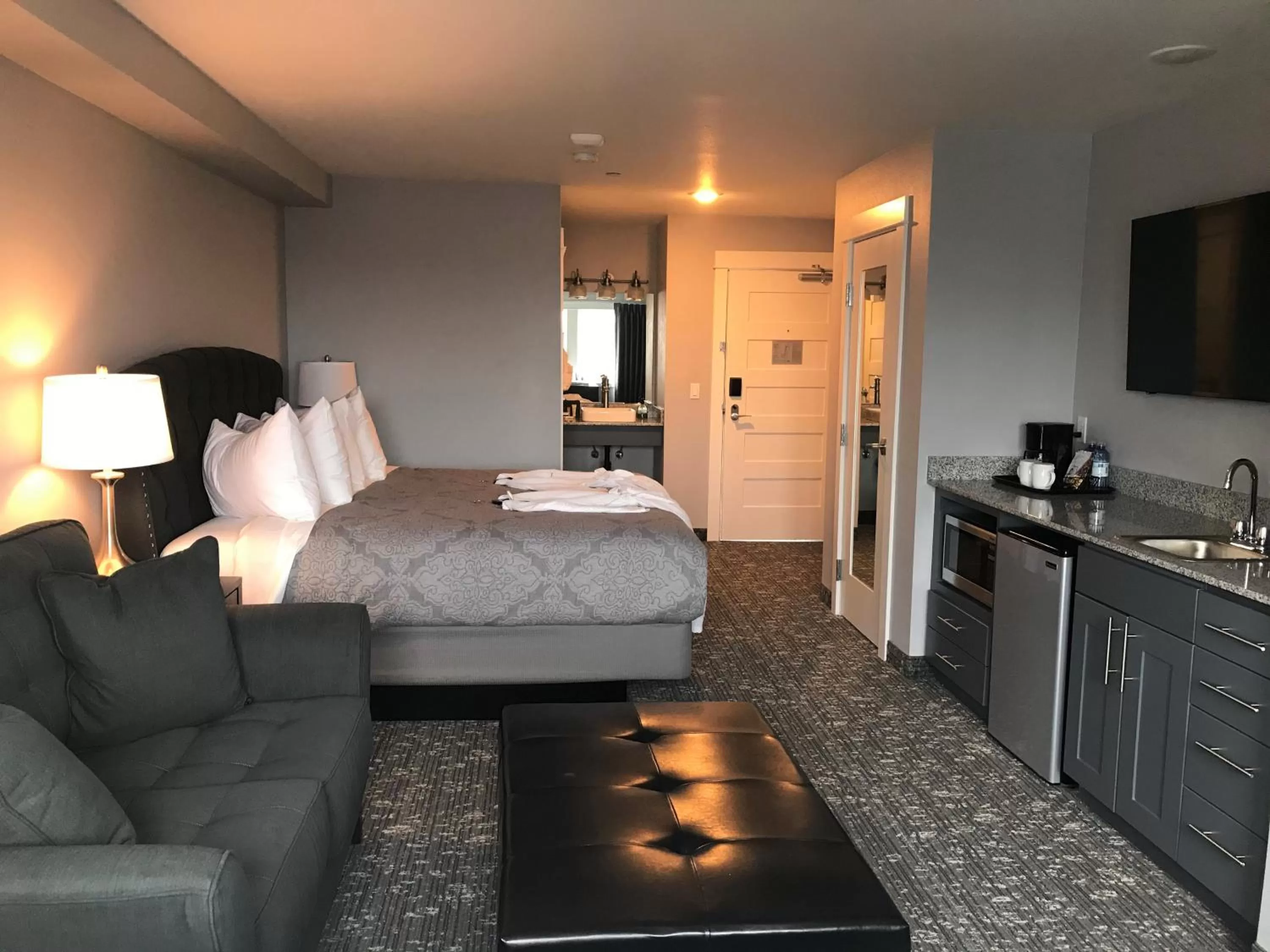 Partial Oceanview, Jetted Tub, Fireplace, Accessible (Tidal Suite) in Starfish Manor Oceanfront Hotel