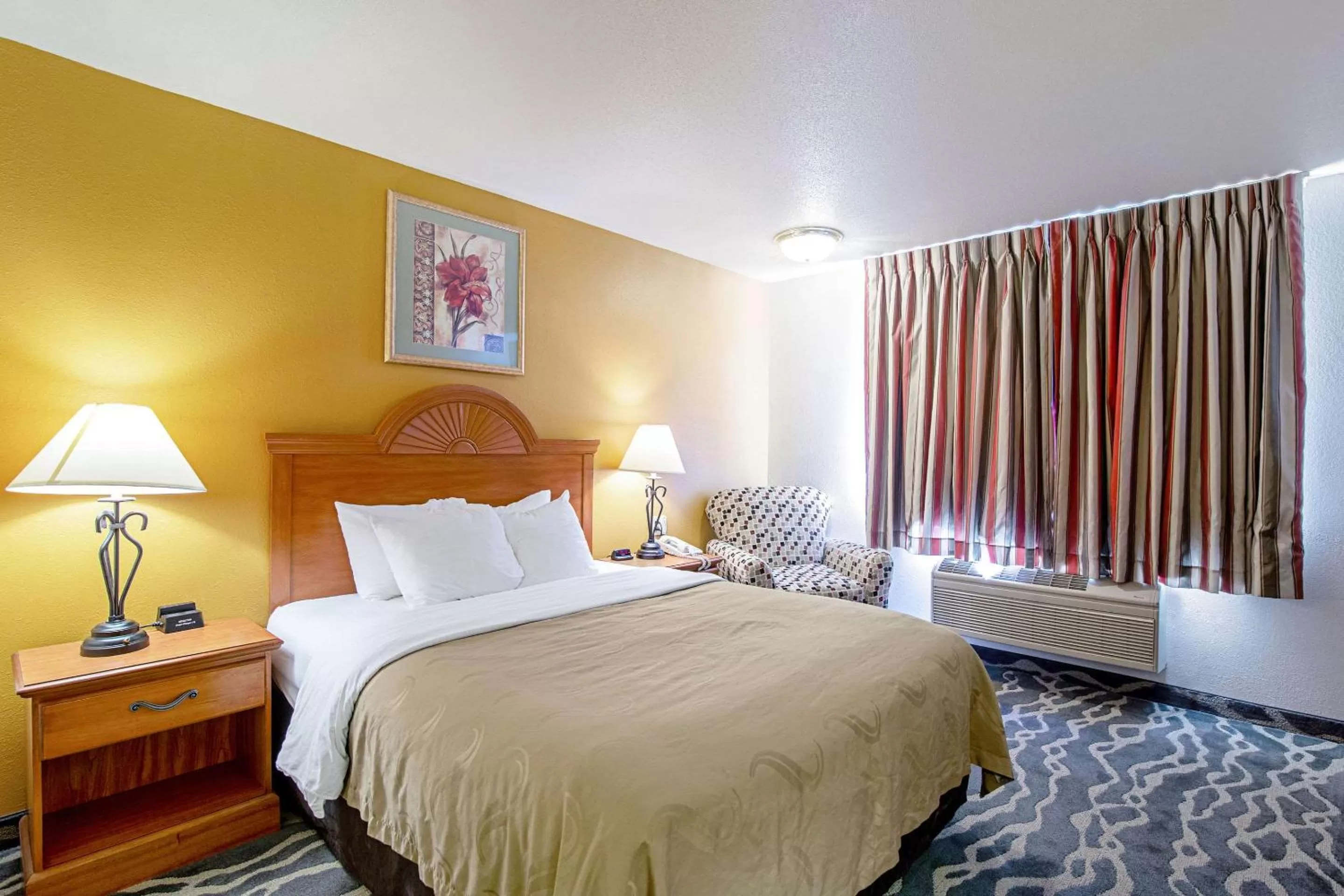 Queen Room - Disability Access/Non-Smoking in Quality Inn Huron