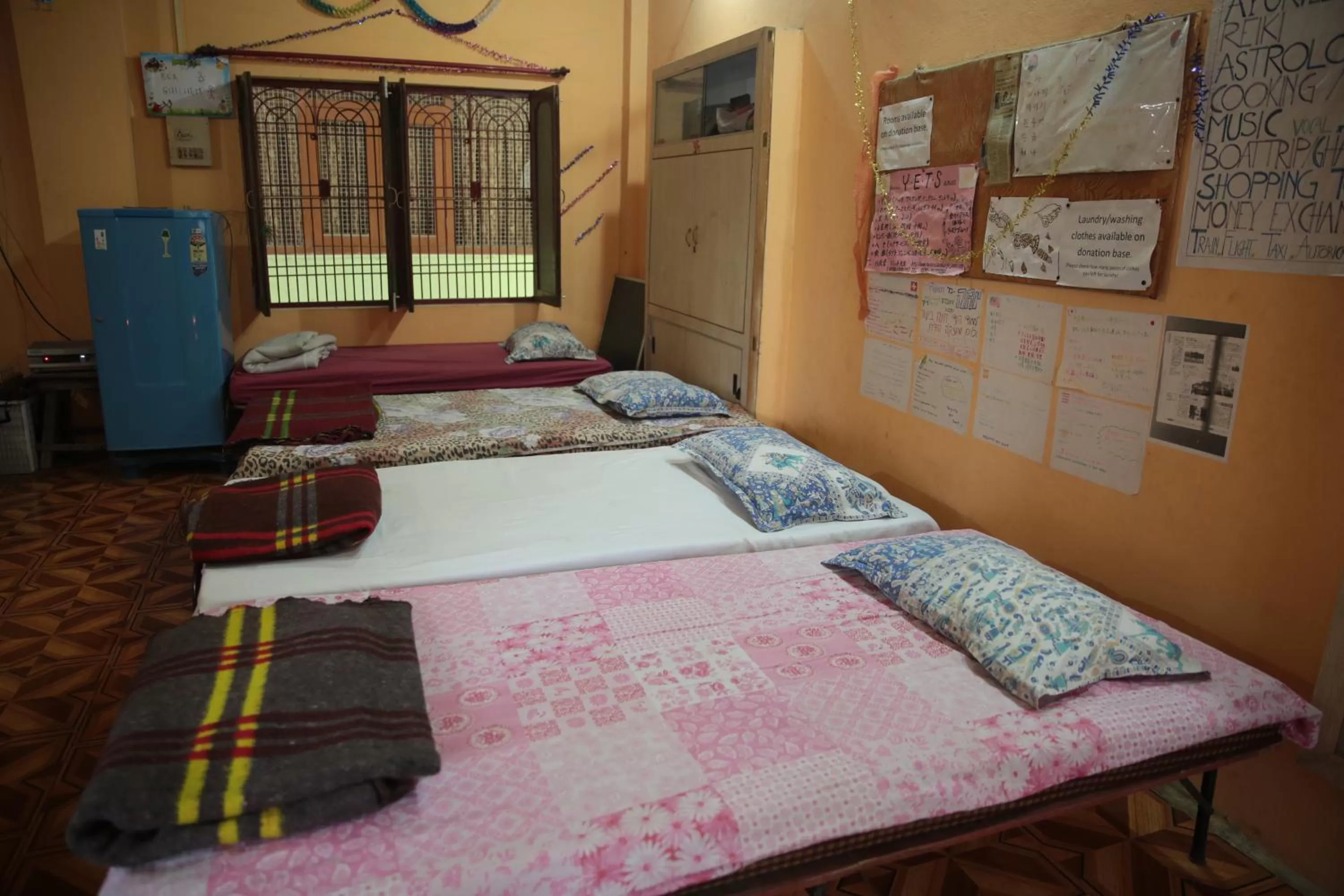 8-Bed Mixed Dormitory Room - single occupancy in Somit Paying Guest House