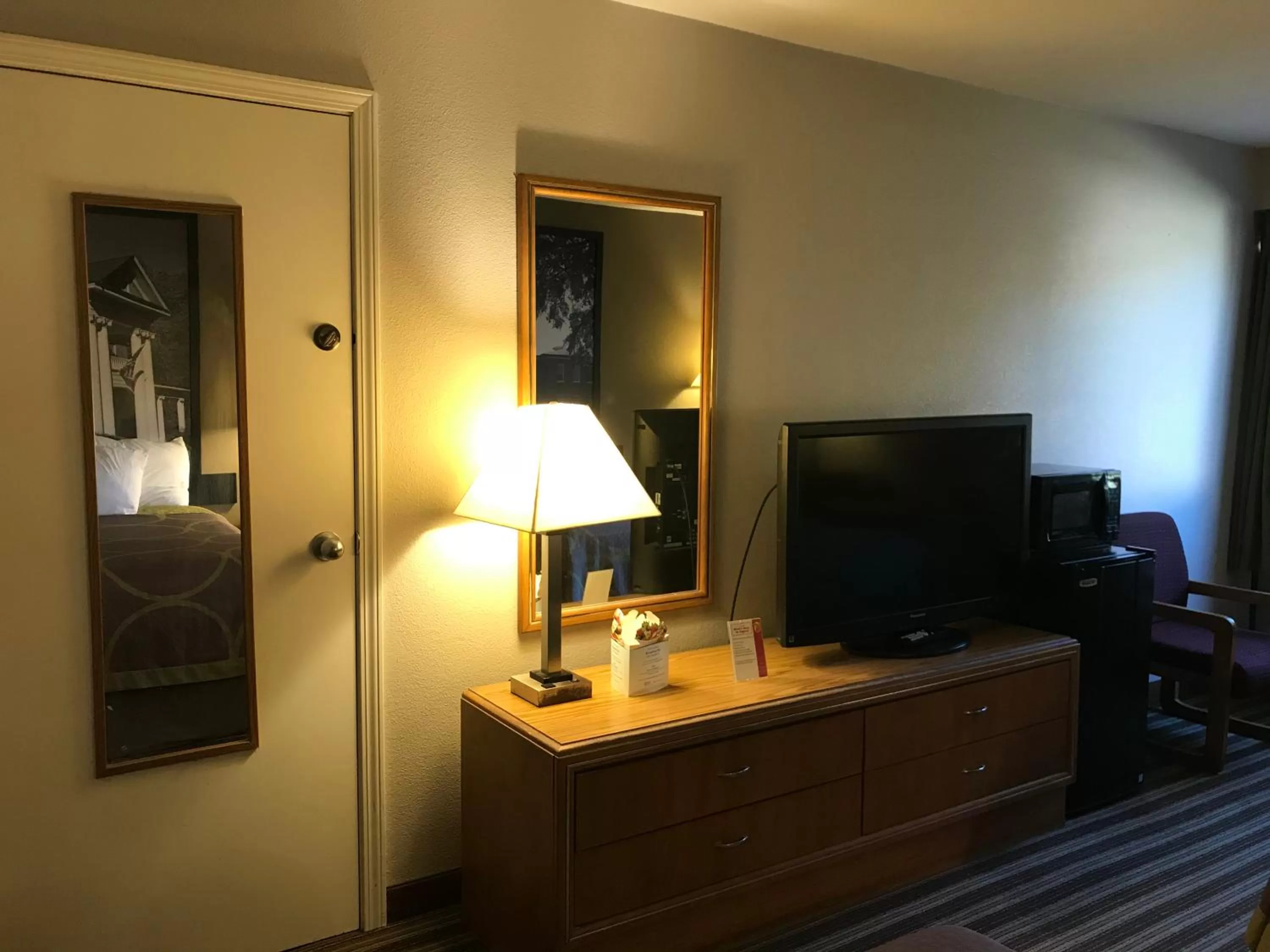 Queen Room with Two Queen Beds - Non-Smoking in Super 8 by Wyndham Oxford