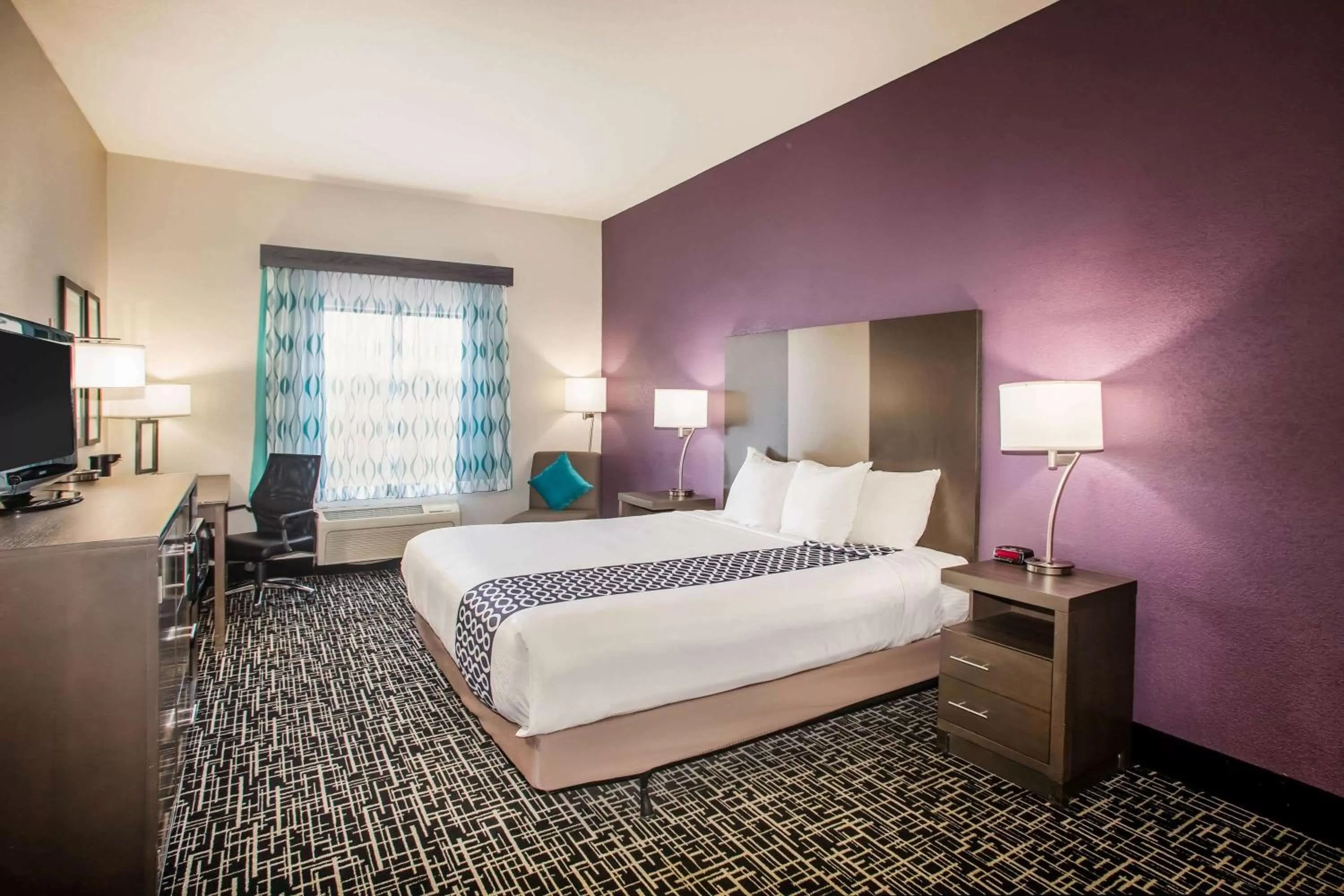 King Room - Mobility Access/Non-Smoking in La Quinta Inn & Suits by Wyndham Pontoon Beach IL