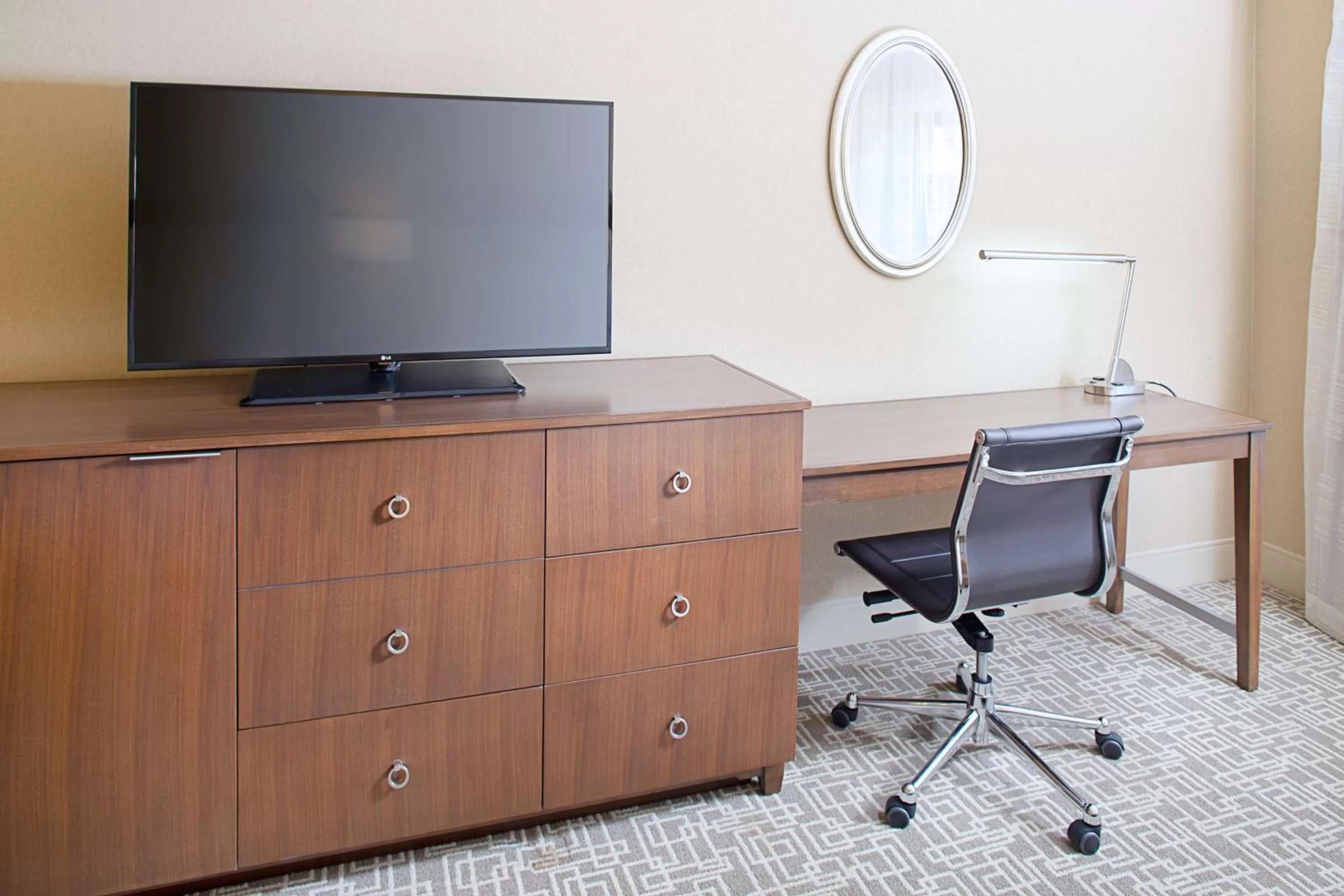 King Room with Bath Tub - Mobility Access in Hilton Boston Dedham