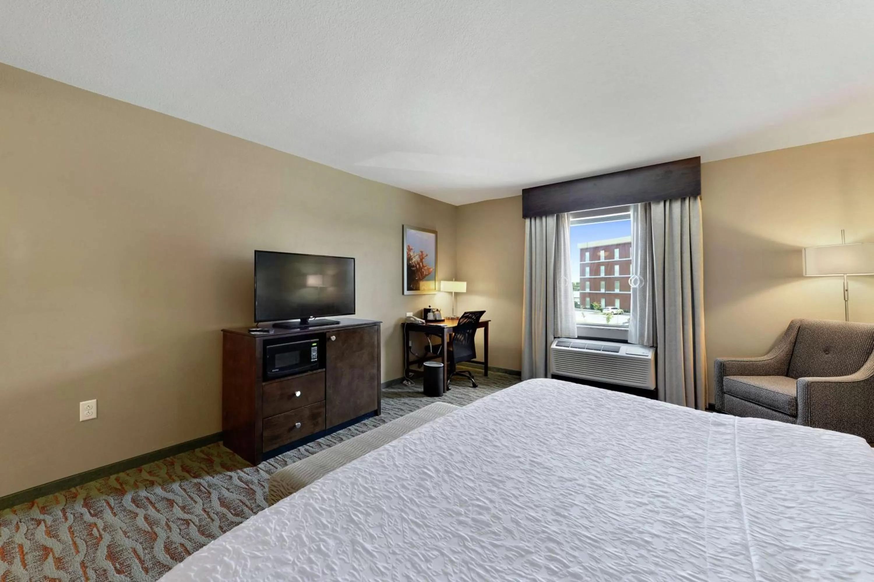 King Room with Roll-In Shower - Mobility and Hearing Access/Non-Smoking in Hampton Inn & Suites Gulfport