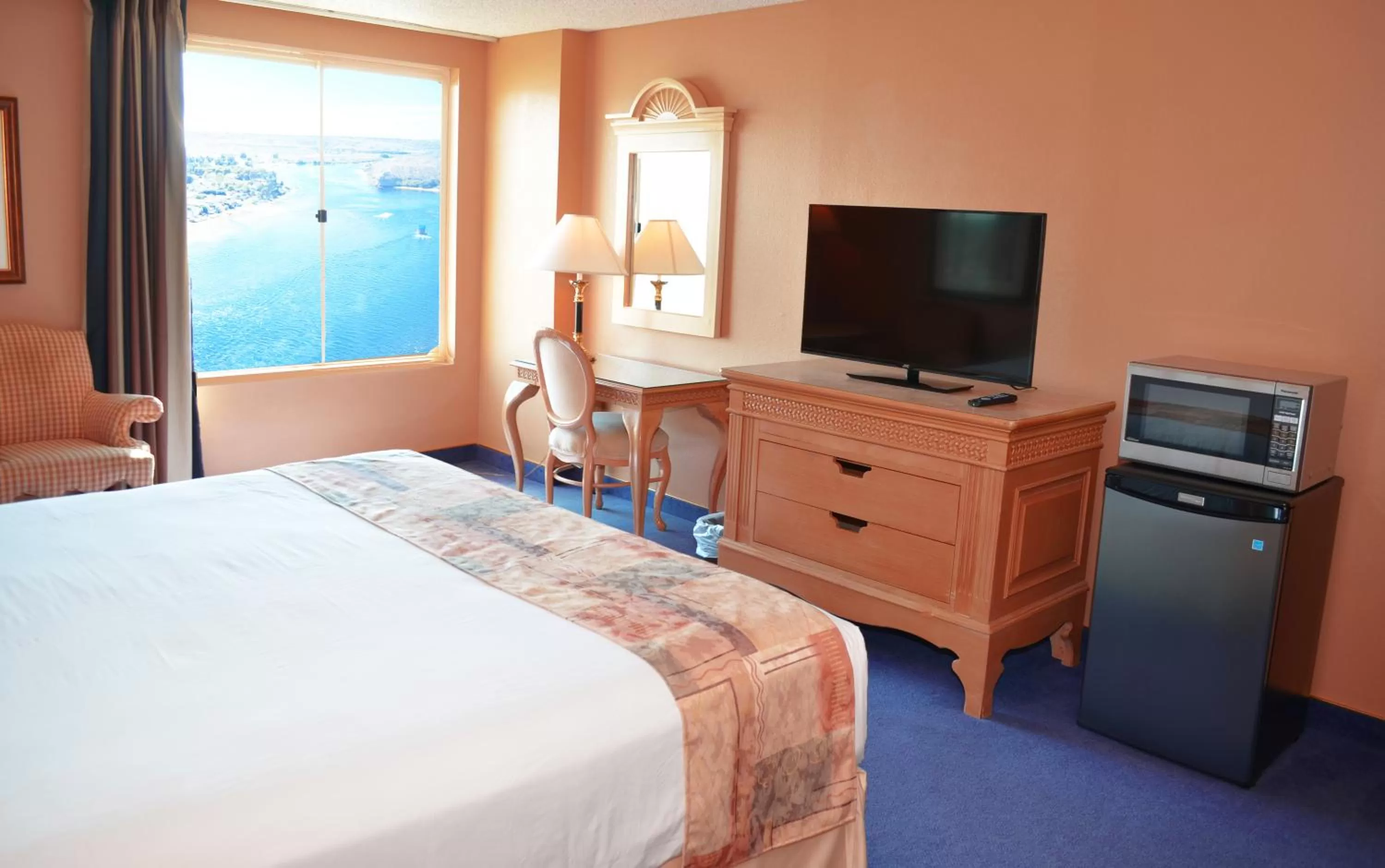 Deluxe King Room with River View in Laughlin River Lodge