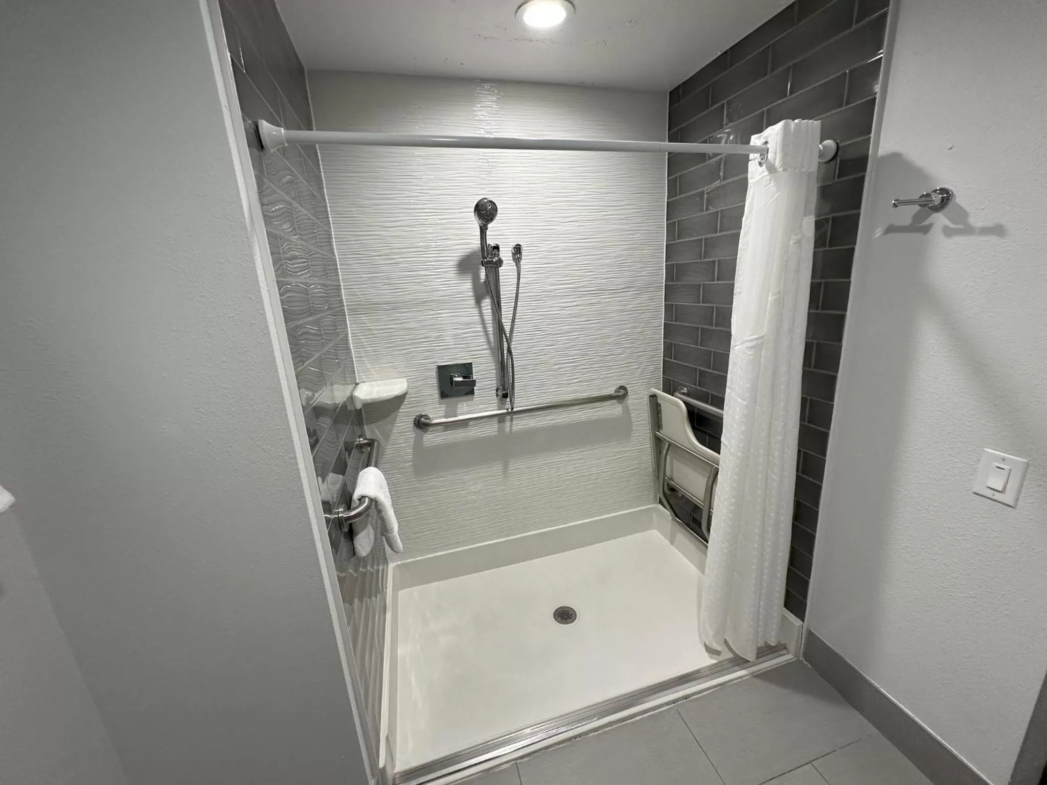 Double Room with Two Double Beds and Communications Mobility Accessible Roll-In Shower in Holiday Inn Express - Dallas Downtown by IHG