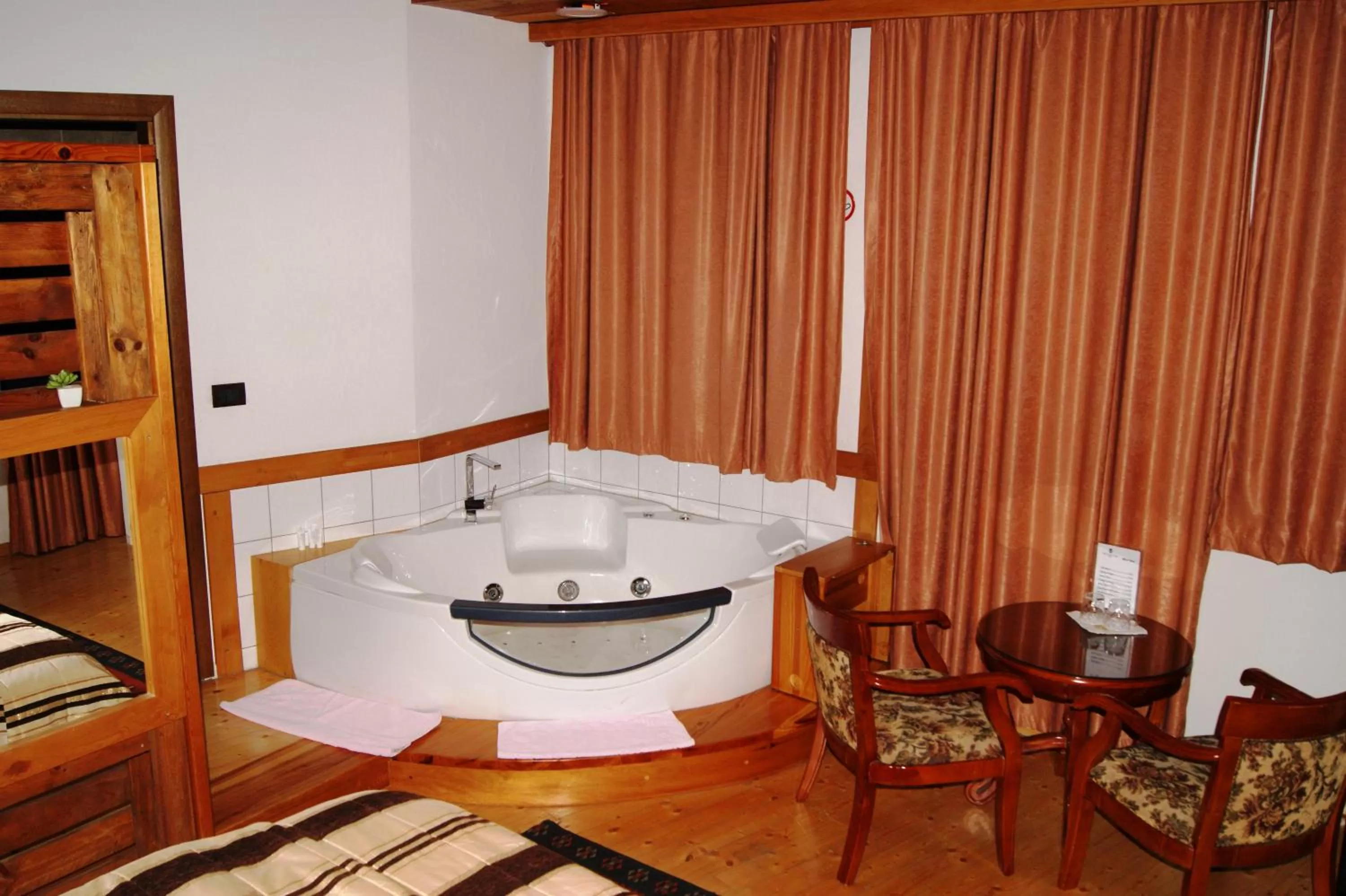 Queen Room with Spa Bath - single occupancy in Hotel Prizreni