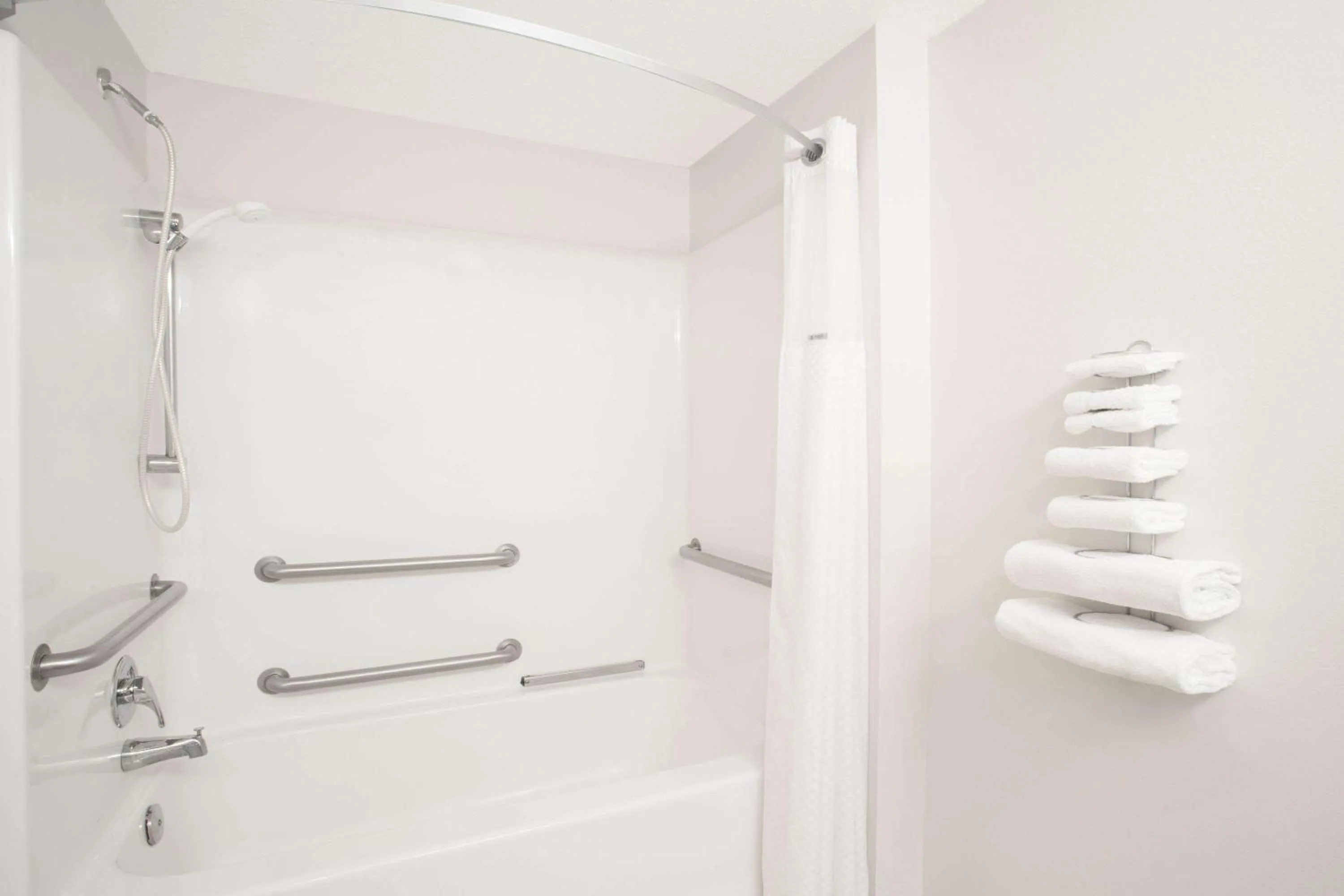 Queen Room - Disability Access - Non-Smoking in Days Inn by Wyndham Custer