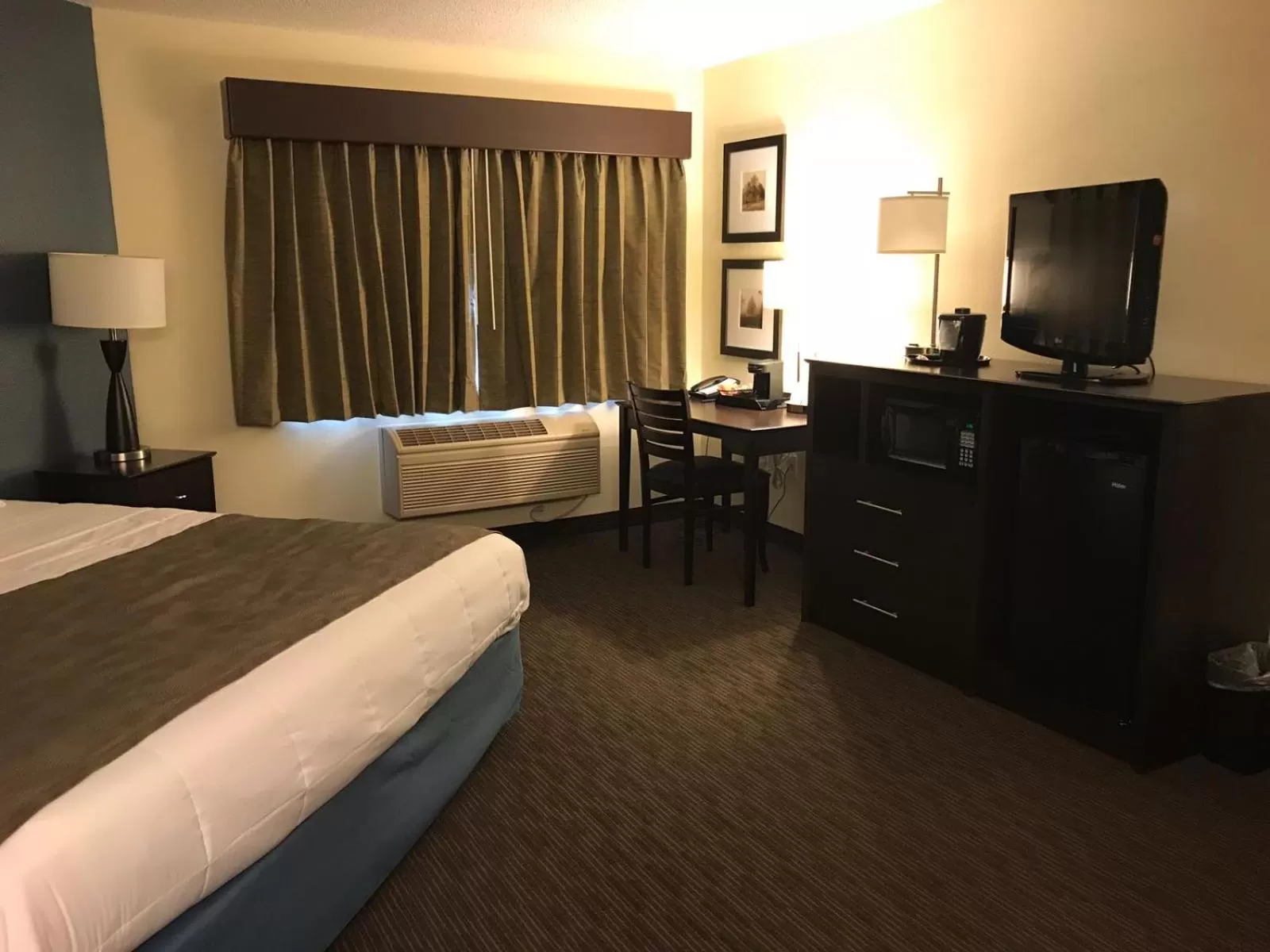 Deluxe King Room - Non-Smoking in AmericInn by Wyndham Hotel and Suites Long Lake