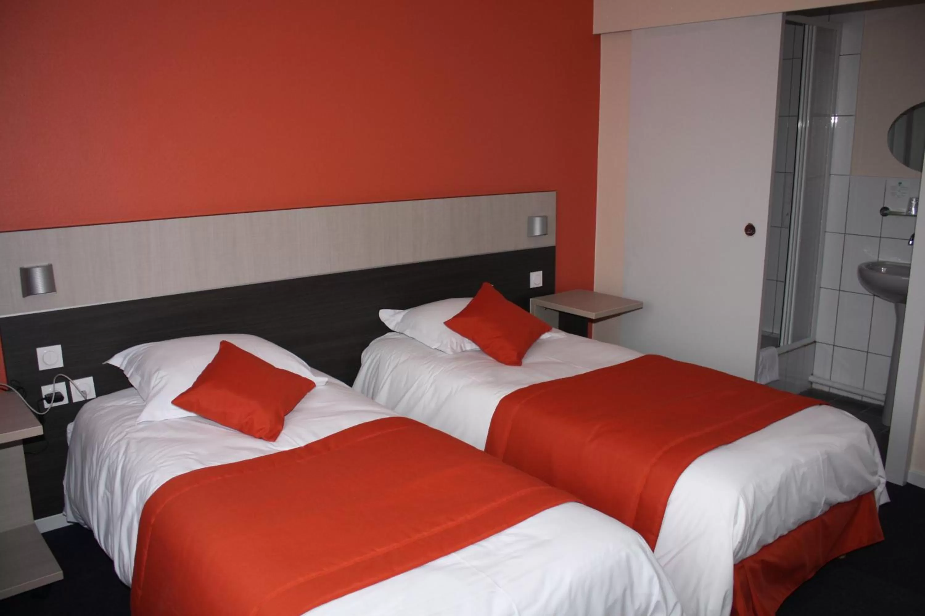 Twin Room in Logis Hôtel- Restaurant La Renaissance