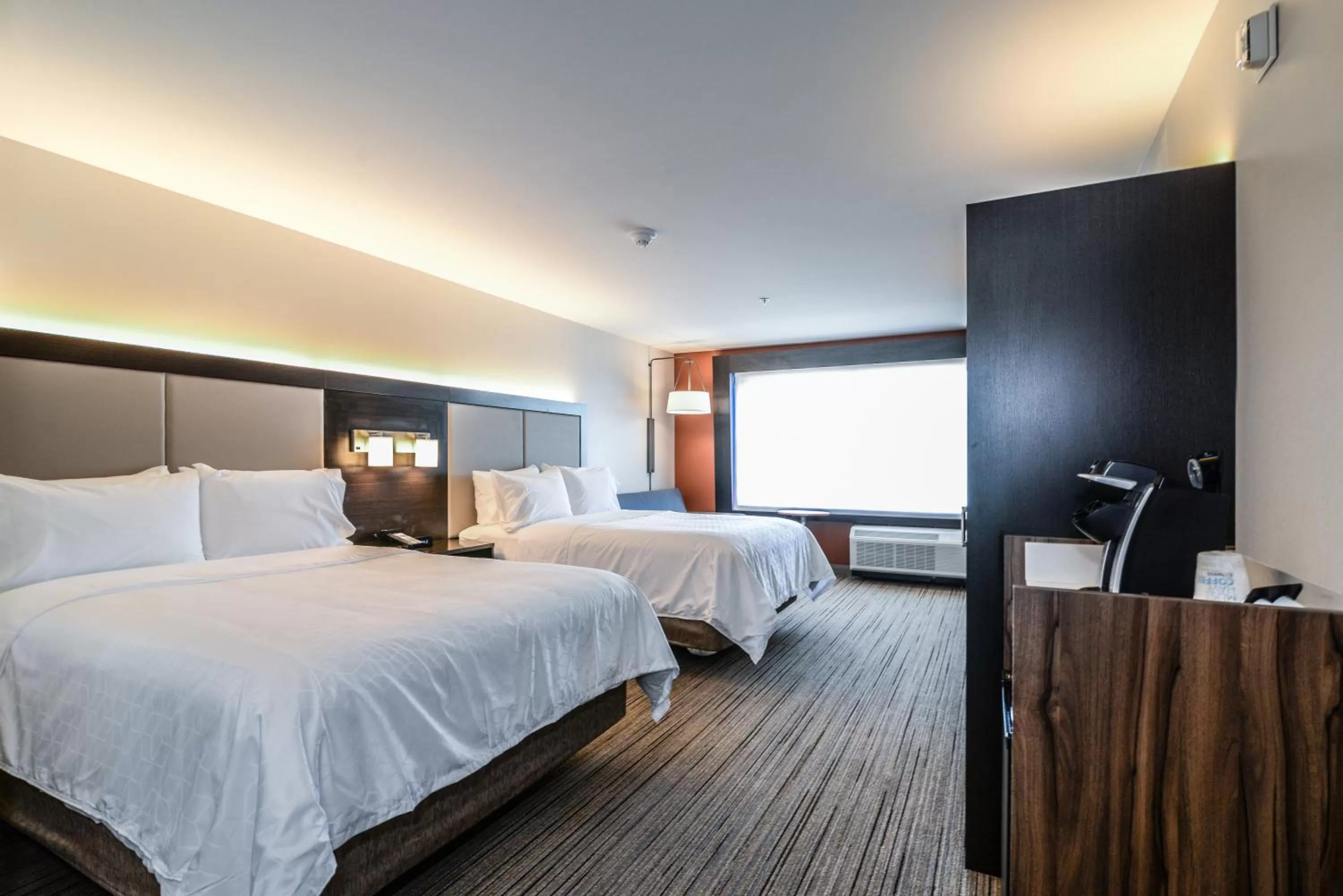 Standard Queen Room with Two Queen Beds in Holiday Inn Express Flint-Campus Area by IHG