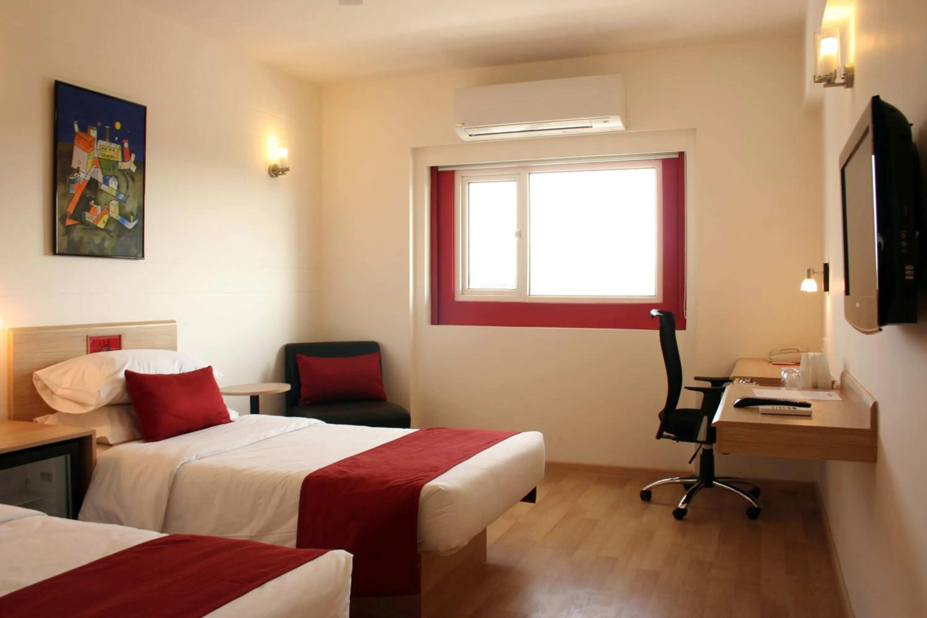 Business Double or Twin Room (Complimentary Hi-Tea,15% Off on Laundry service,Late Check-Out upto 2 hours (subject to availability) and Early Check-In upto 2 hours (subject to availability)) - single occupancy in Red Fox by Lemon Tree Hotels, Jaipur