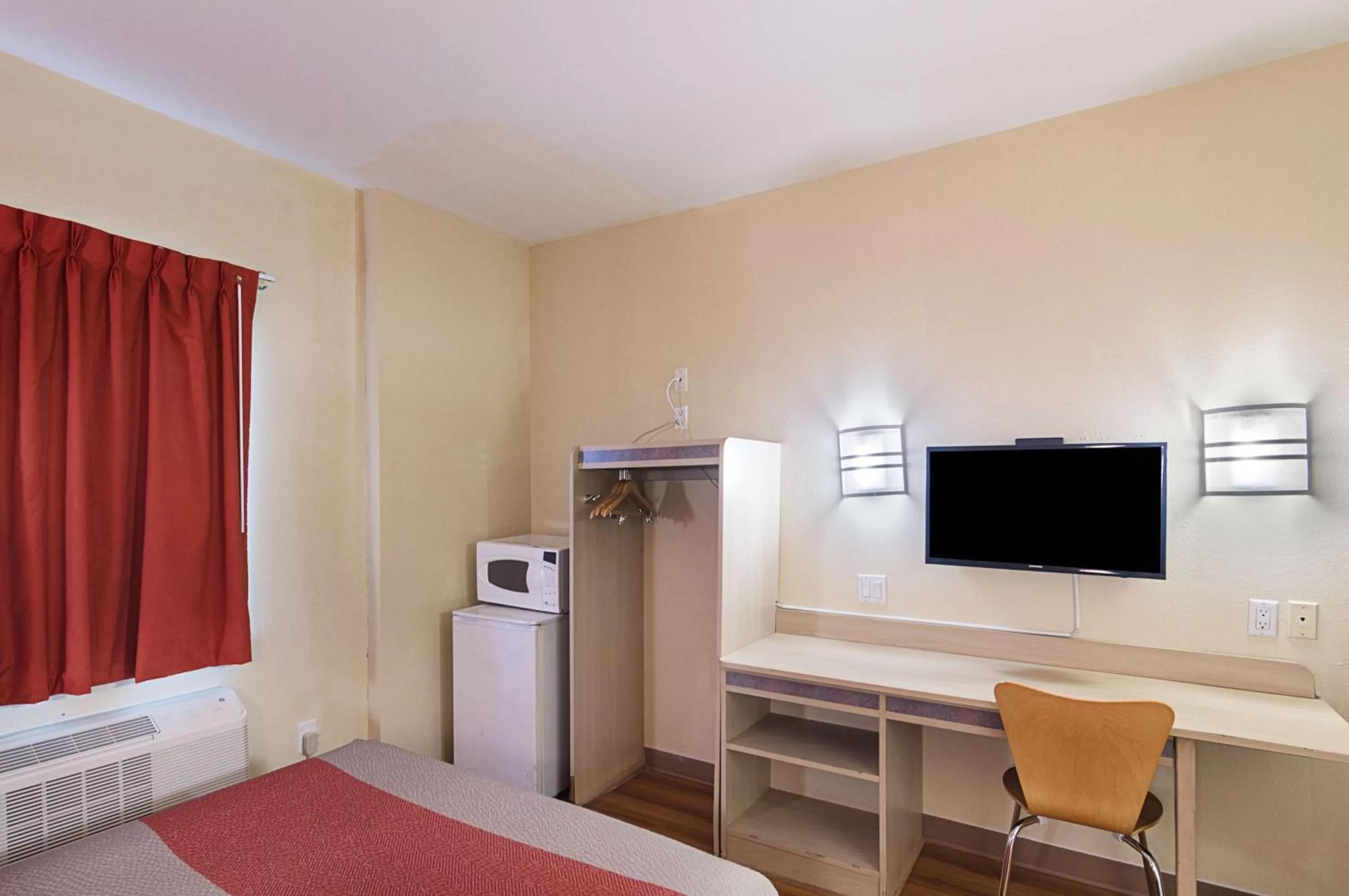 TV and multimedia, Bed in Motel 6-Terrell, TX