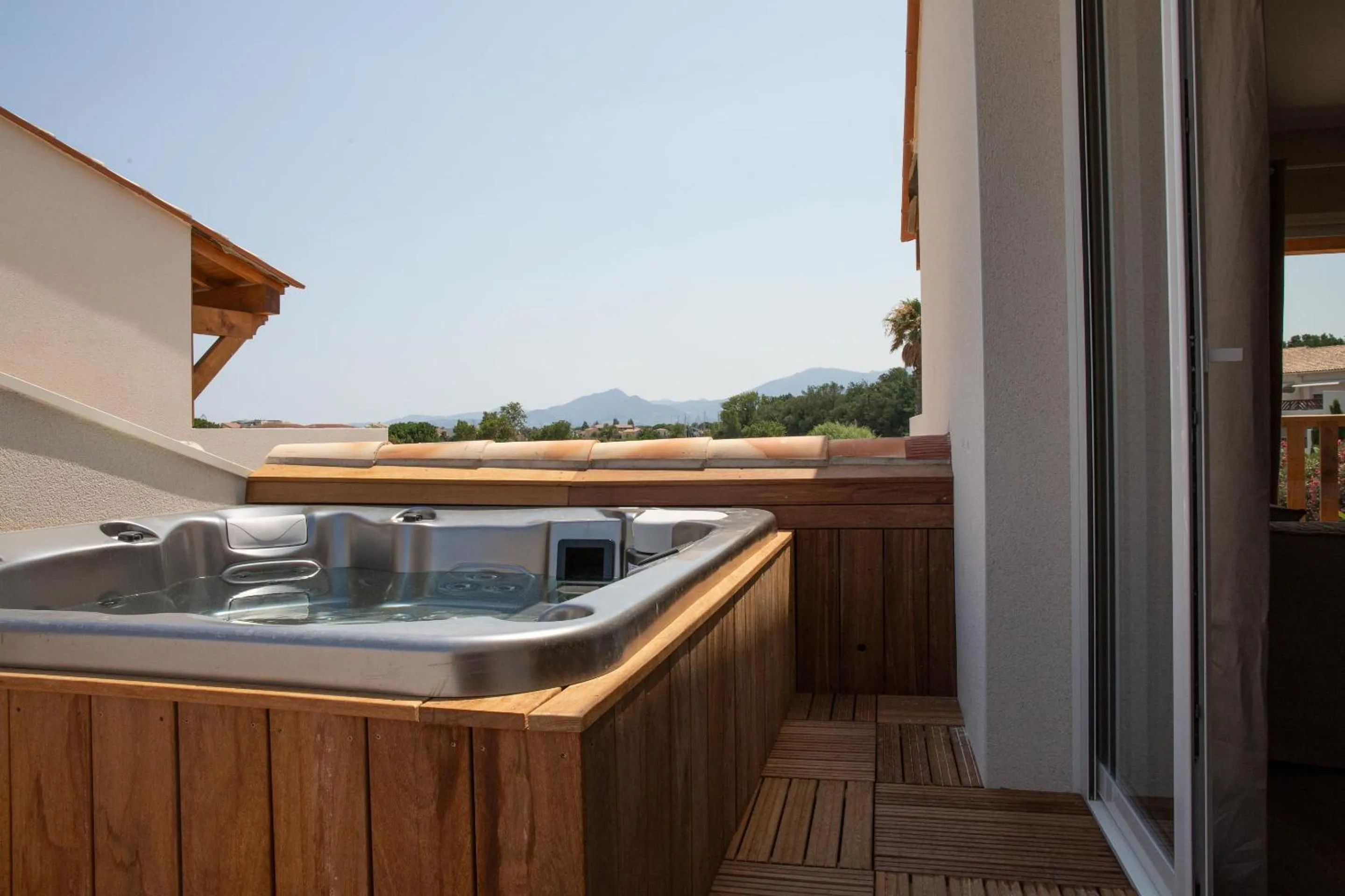 The terraces of the peninsula with private jacuzzi and Wellness Access in Relais et Châteaux Thalasso & Spa Ile de la Lagune