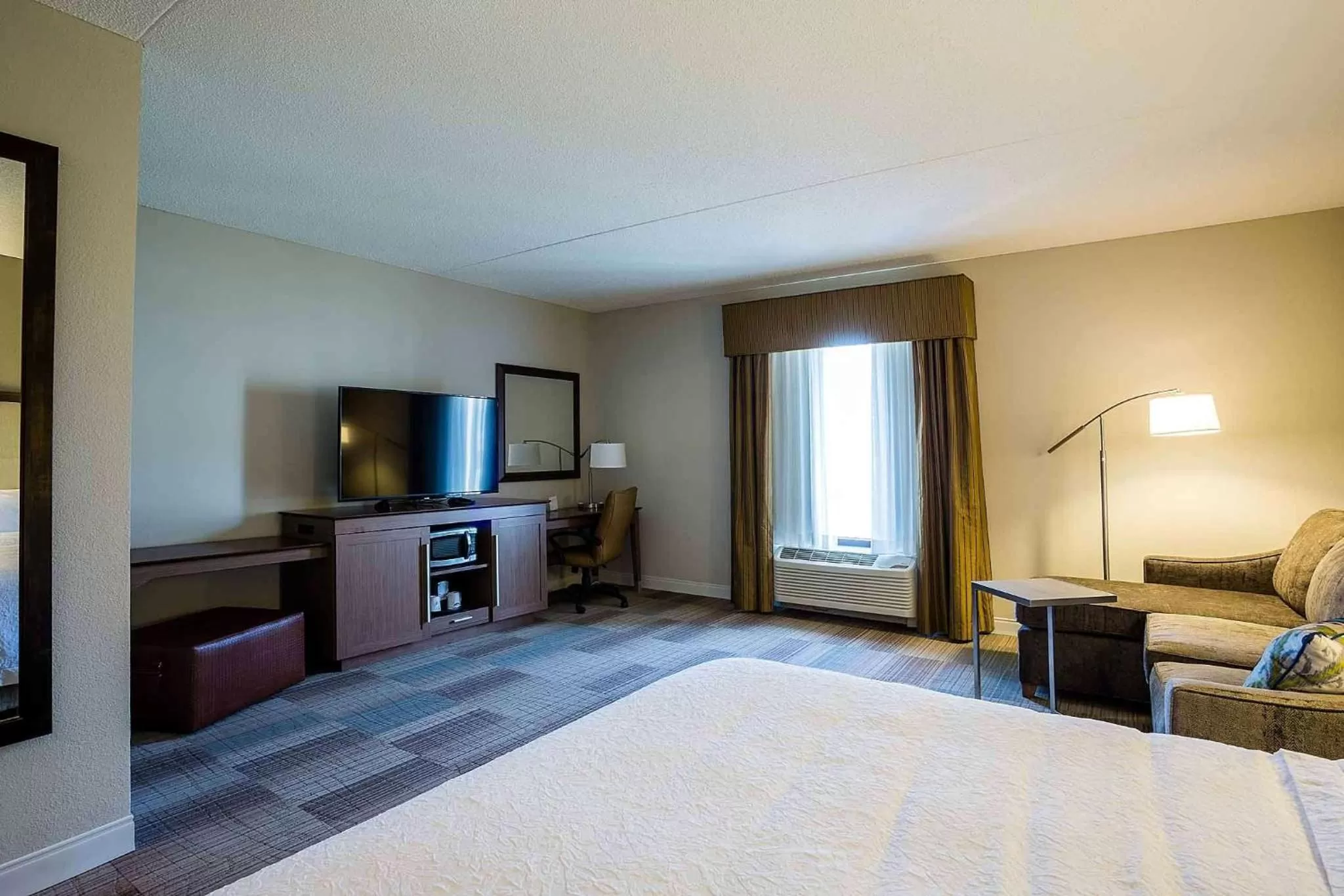 King Studio with Sofa Bed in Hampton Inn Somerset