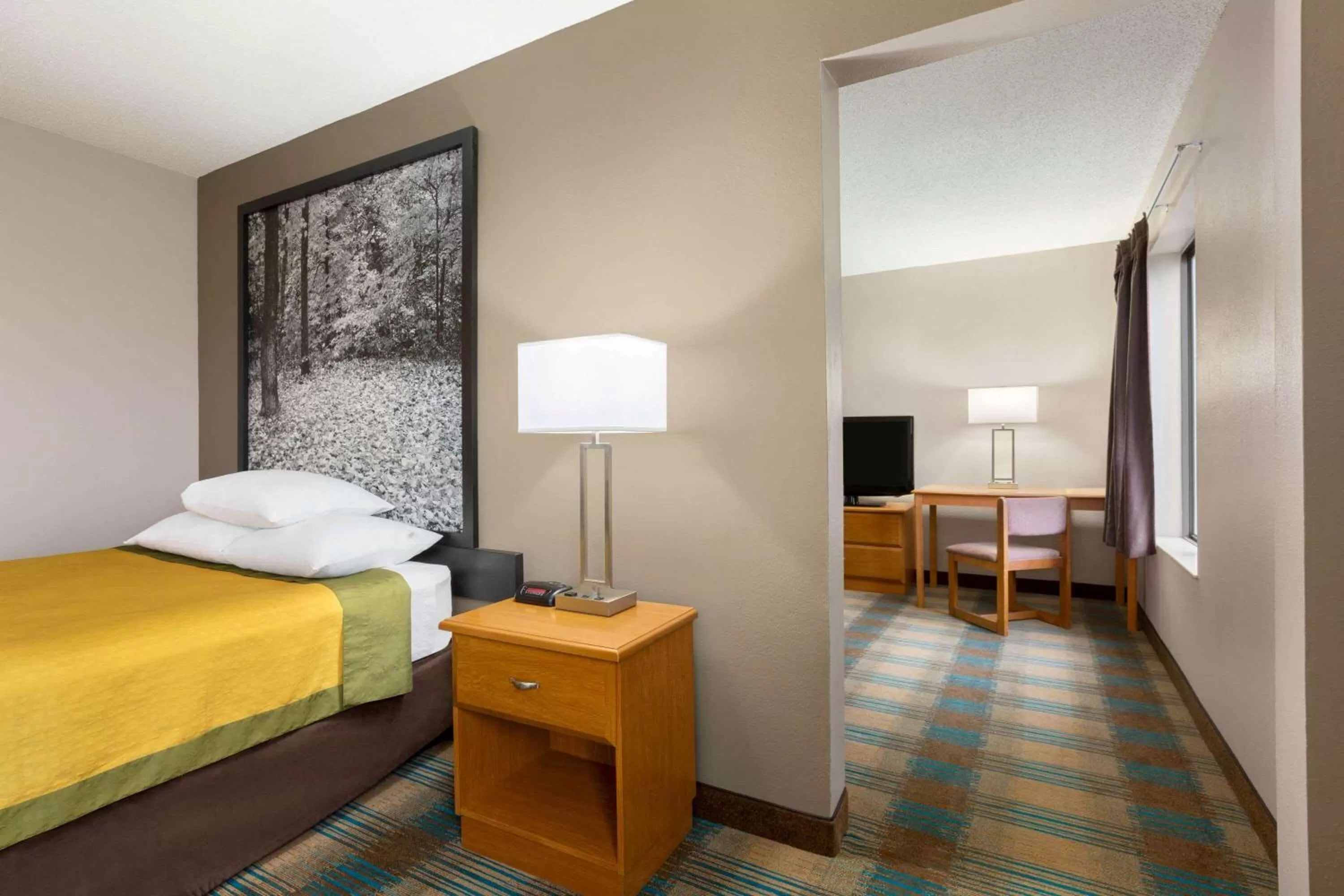 Queen Suite - Non-Smoking in Super 8 by Wyndham Hannibal