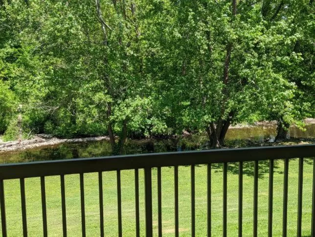 Queen Suite with Two Queen Beds and River View - Non-Smoking in Quality Inn Cherokee