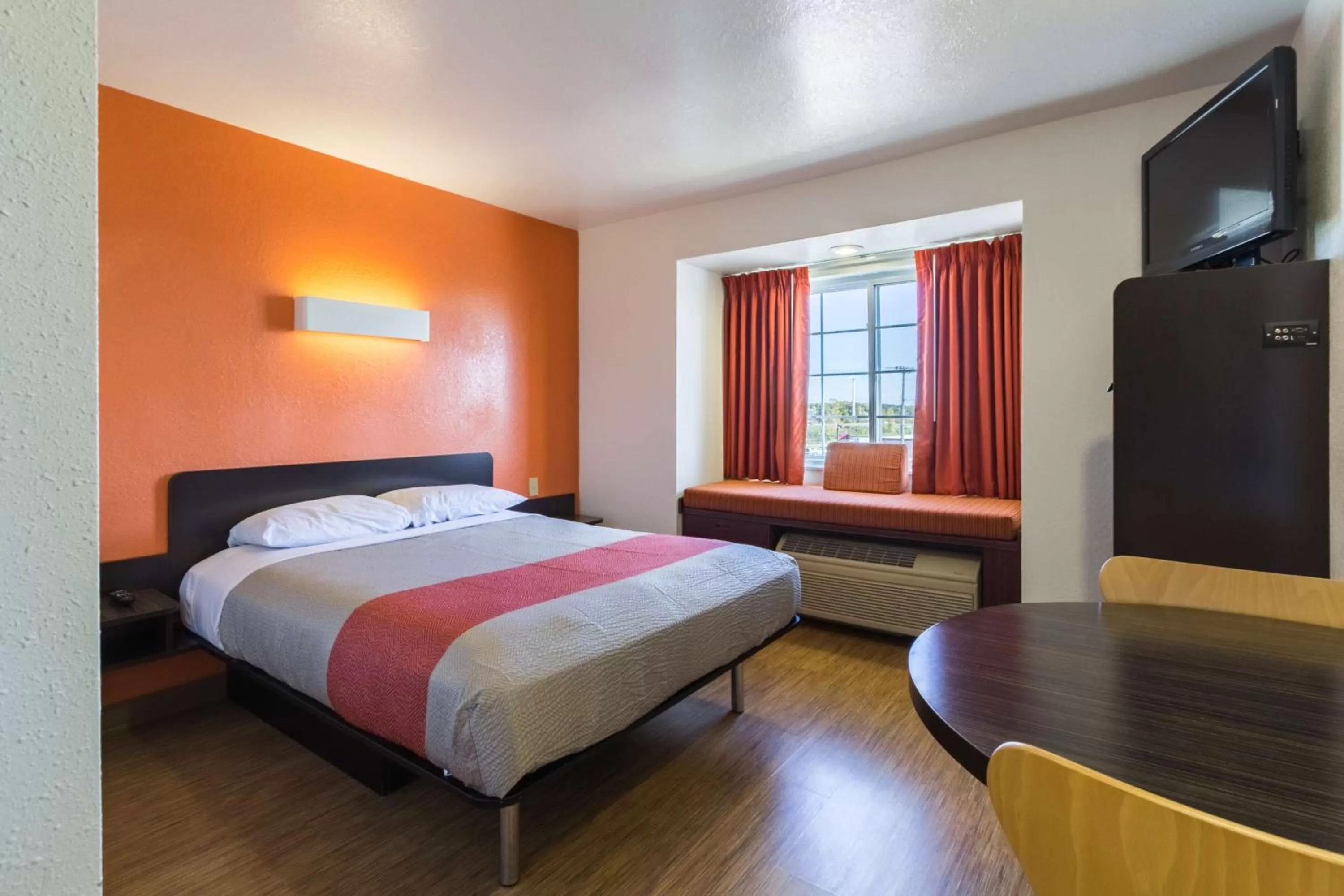 Queen Room - Disability Access - Non-Smoking in Motel 6-Huron, OH - Sandusky