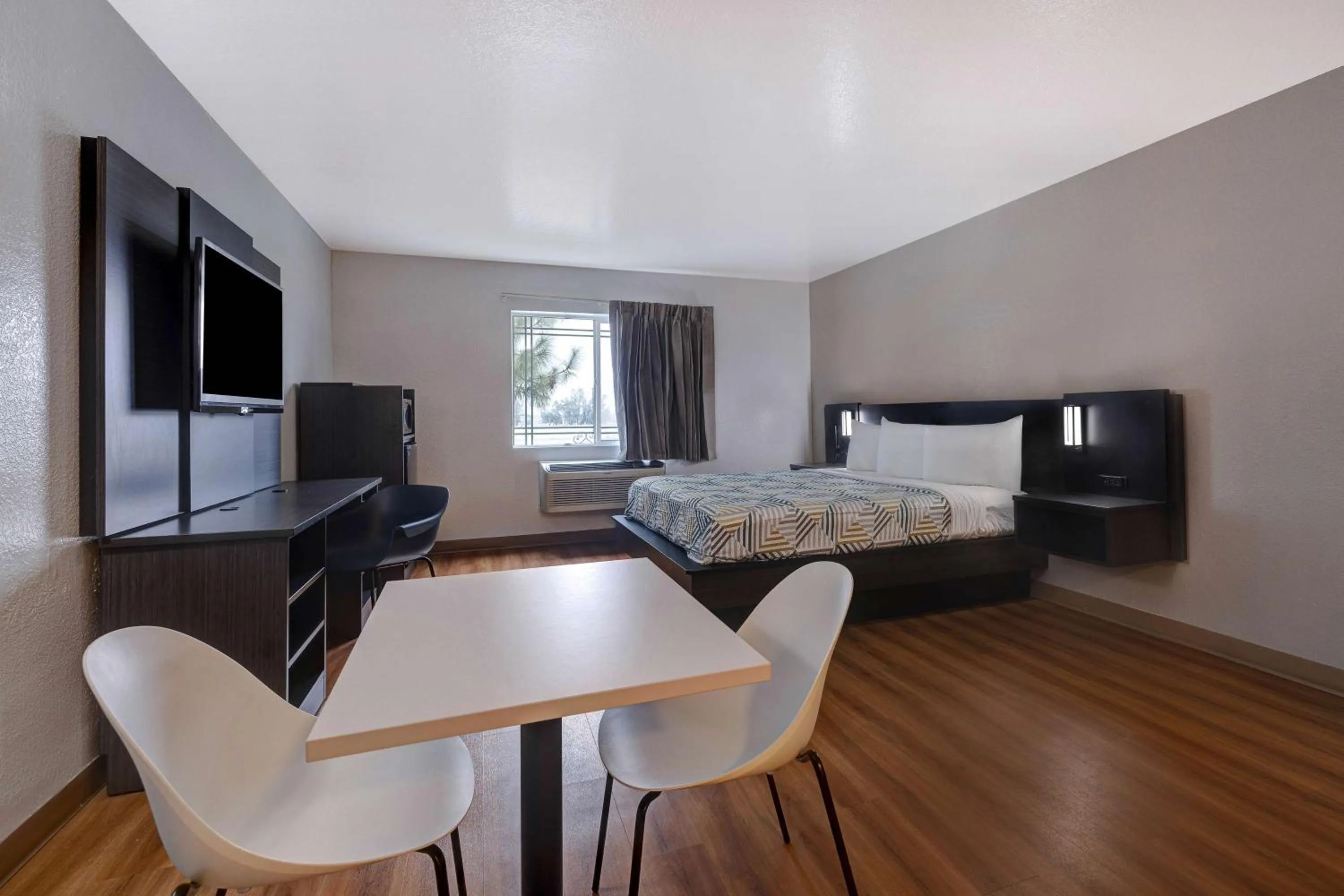 King Room - single occupancy - Disability Access - Smoking in Motel 6-Buttonwillow, CA Central