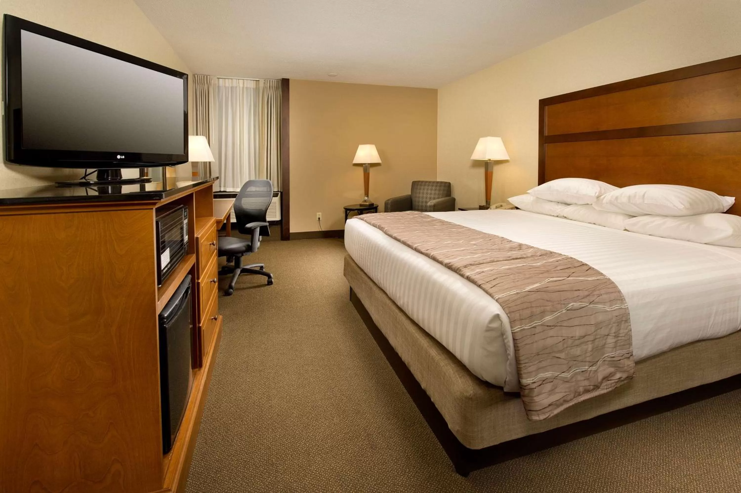 King Suite with Sofa Bed - Accessible, Tub in Drury Inn & Suites Springfield