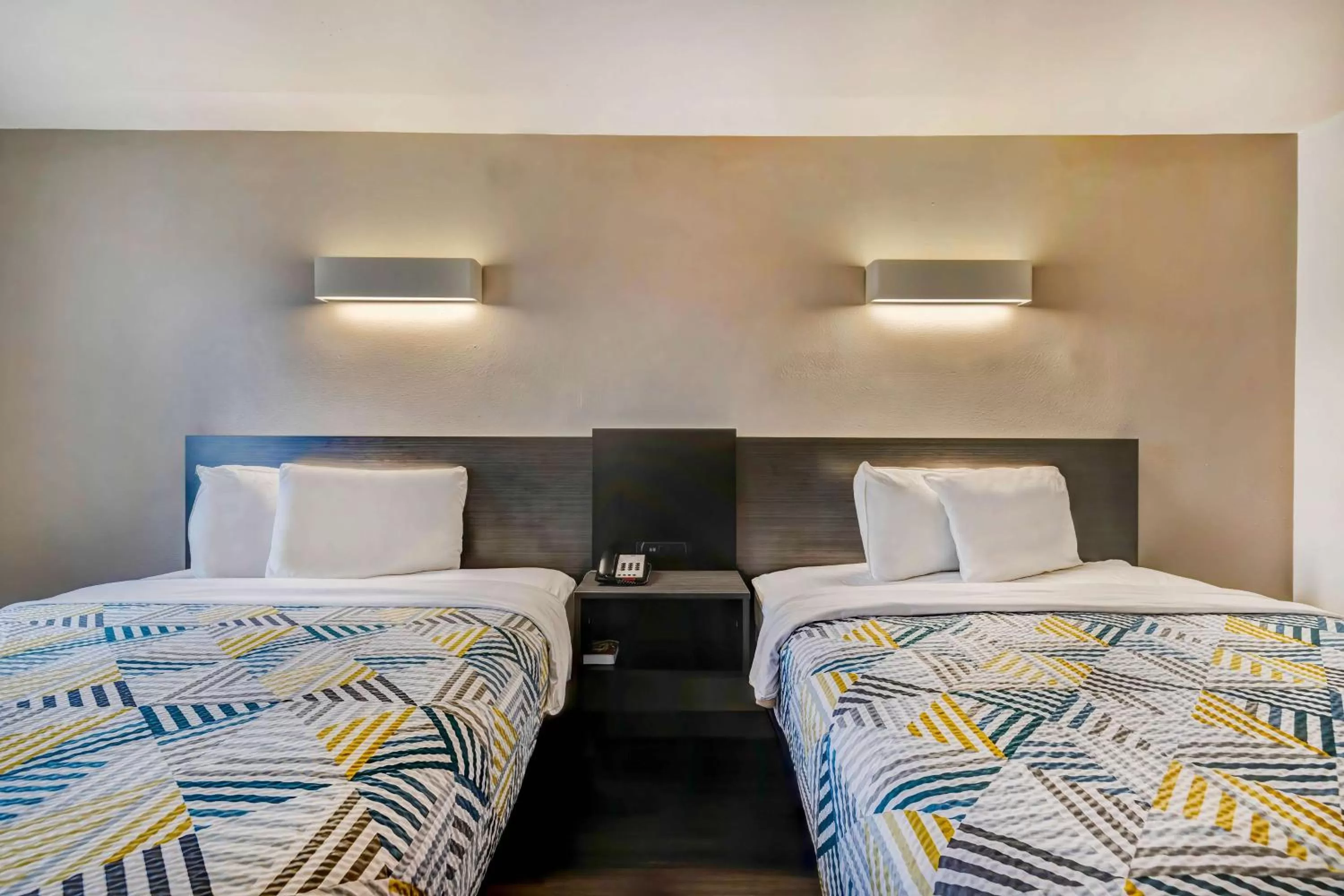 Deluxe Queen Room with Two Queen Beds - Non-Smoking in Motel 6-Mesquite, TX - Balch Springs