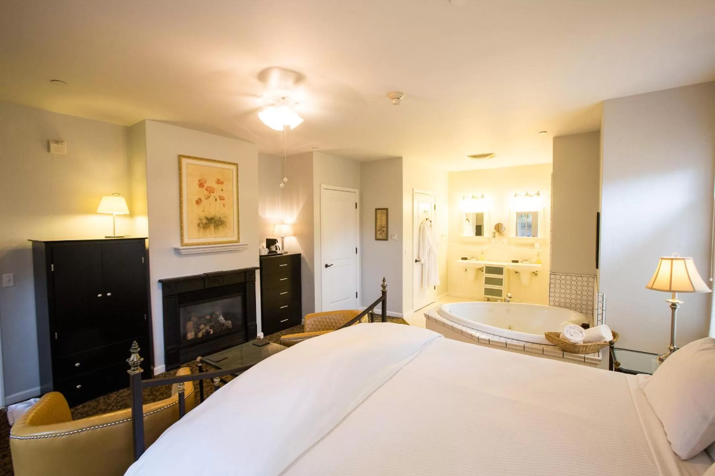 King Room with Roll-In Shower - Disability Access in The Inn on First