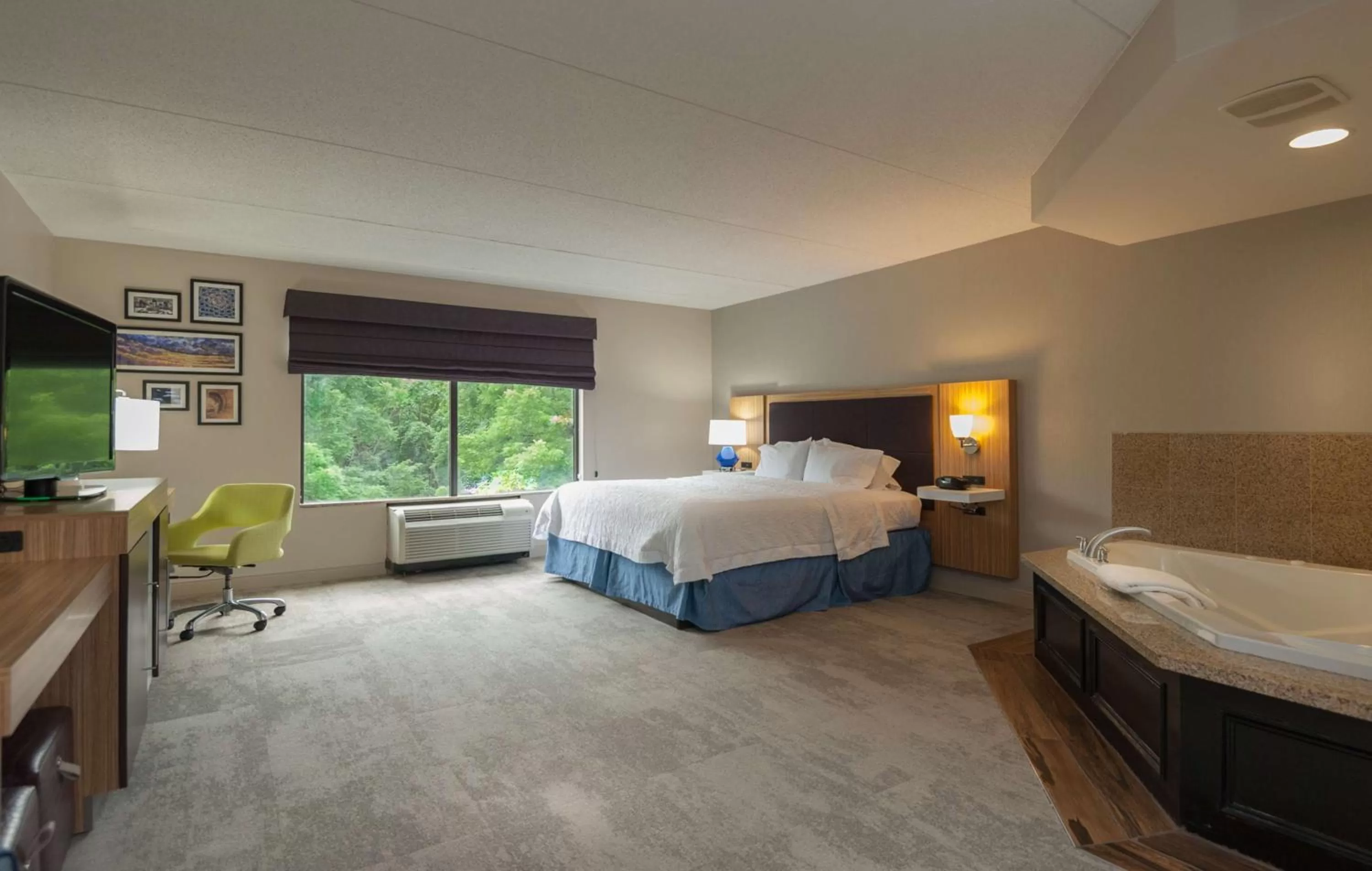 Bedroom, Bed in Hampton Inn Doylestown