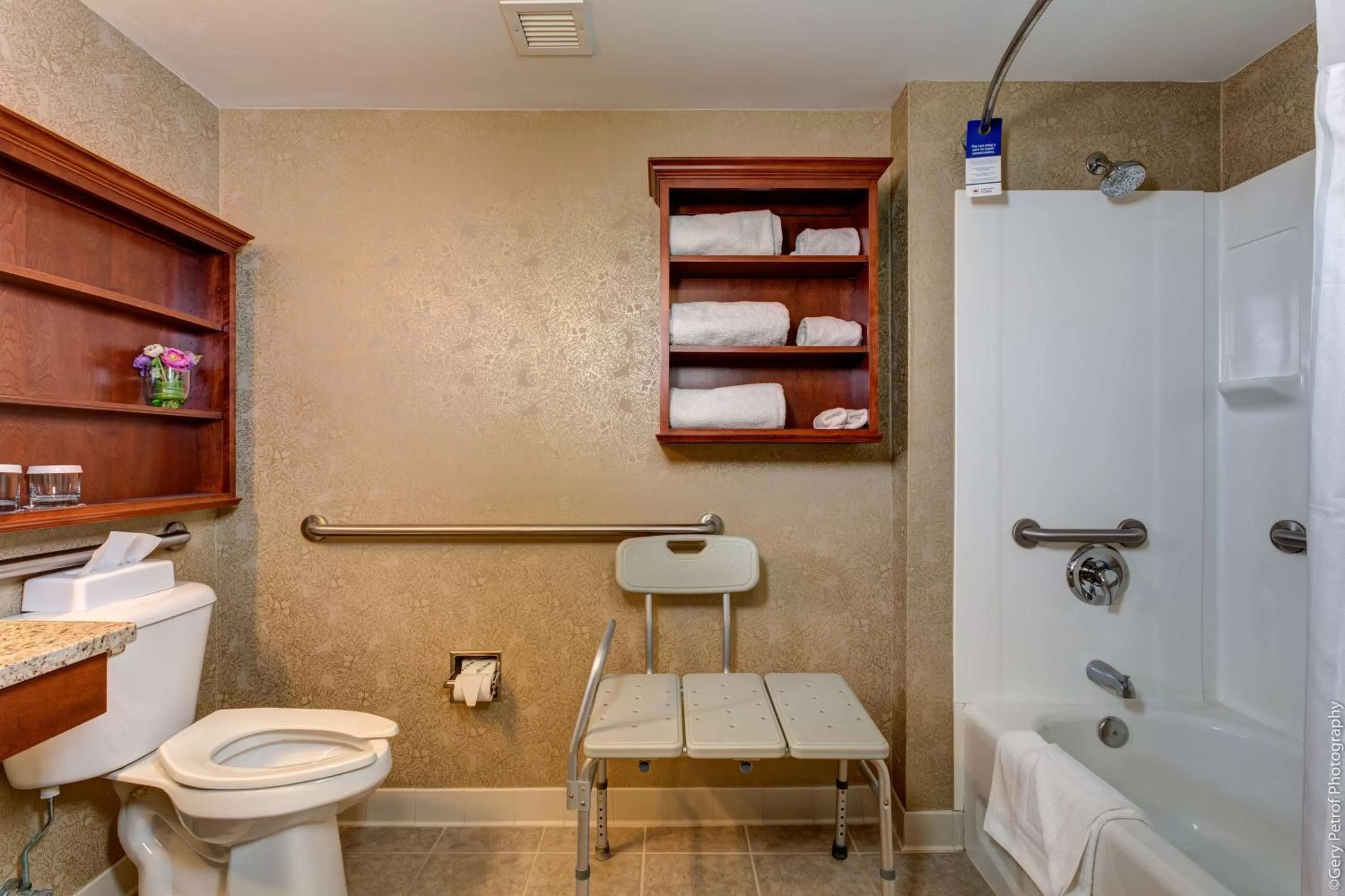 Queen Room with Bath Tub - Disability Access/Non-Smoking in Best Western Plus Mentor-Cleveland Northeast