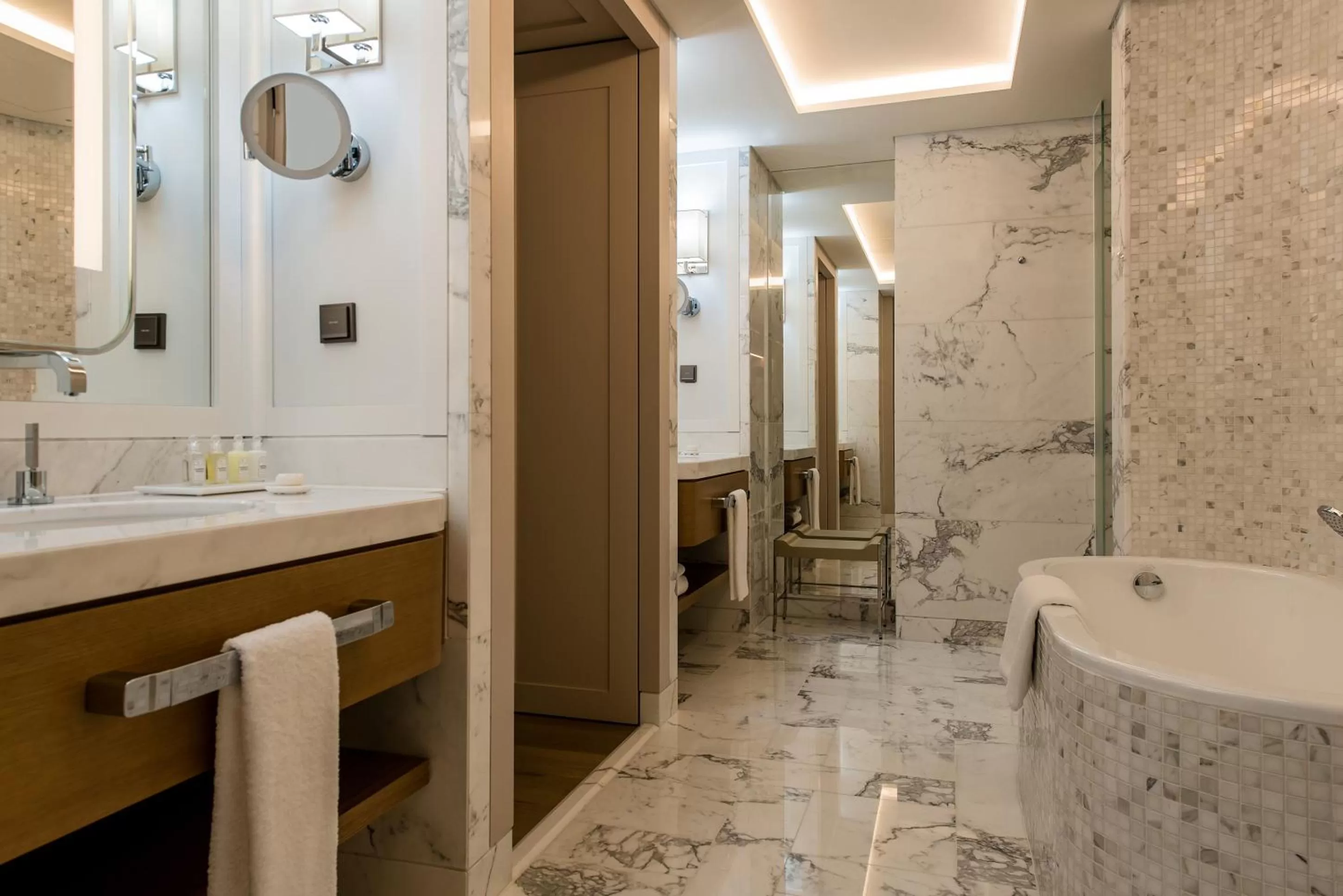 Deluxe Suite in Paradise City