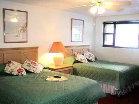 Standard  Room with Two Double Beds - Lake View in Lake Roy Beach Inn - Winter Haven