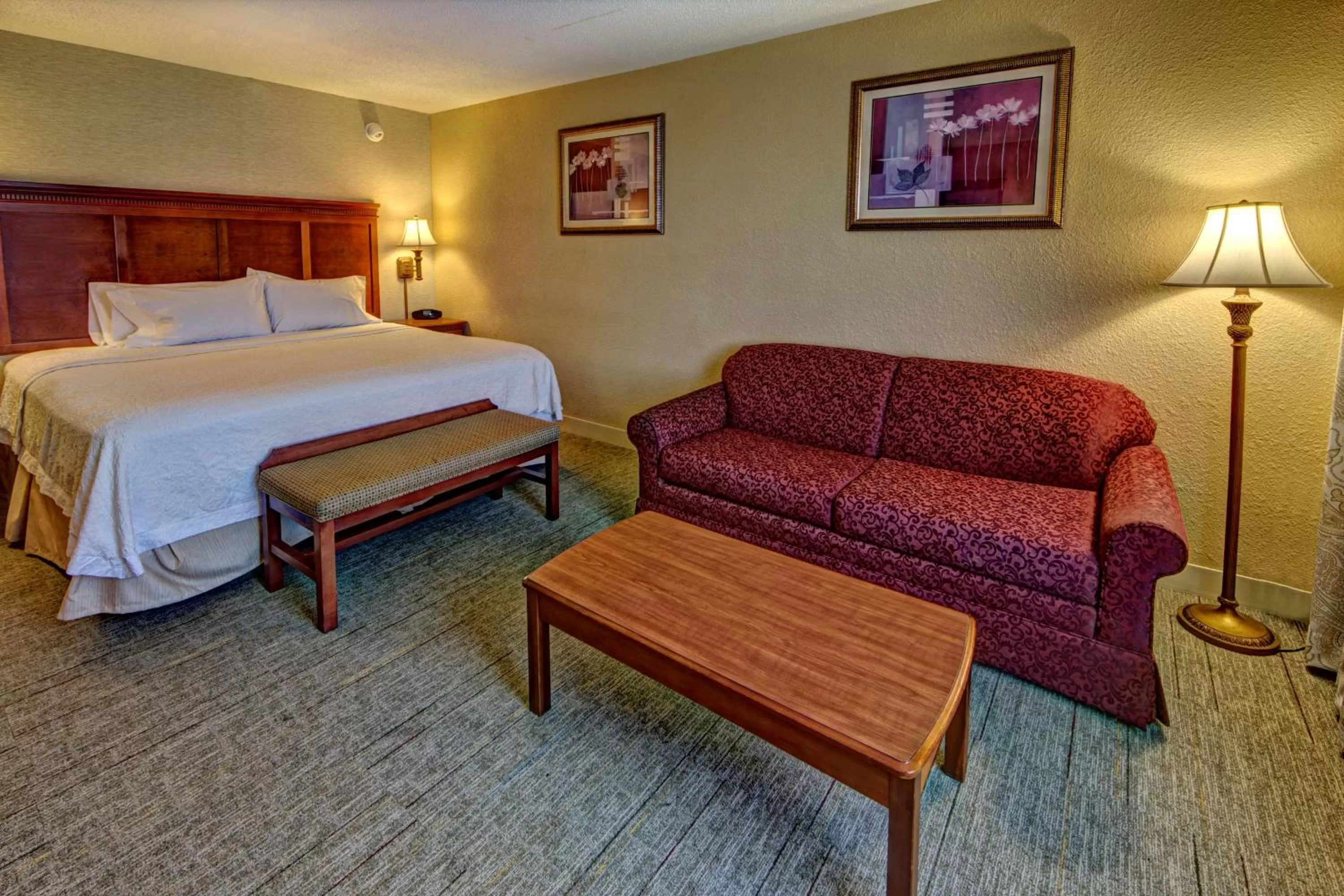 King Room with Sofa Bed and Study - Non-Smoking in Hampton Inn Manning