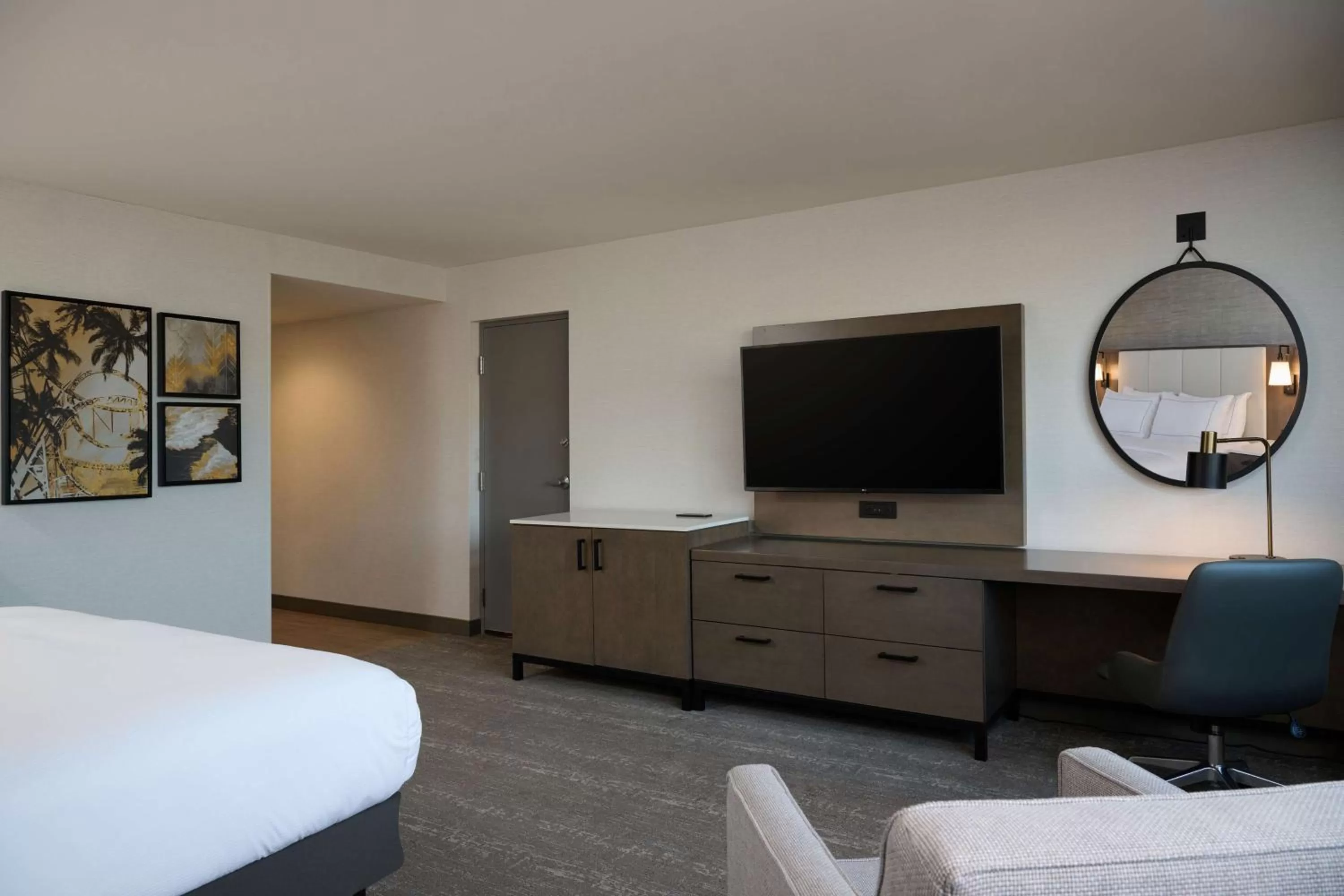 Studio with One King Bed and Wetbar in Doubletree by Hilton Buena Park