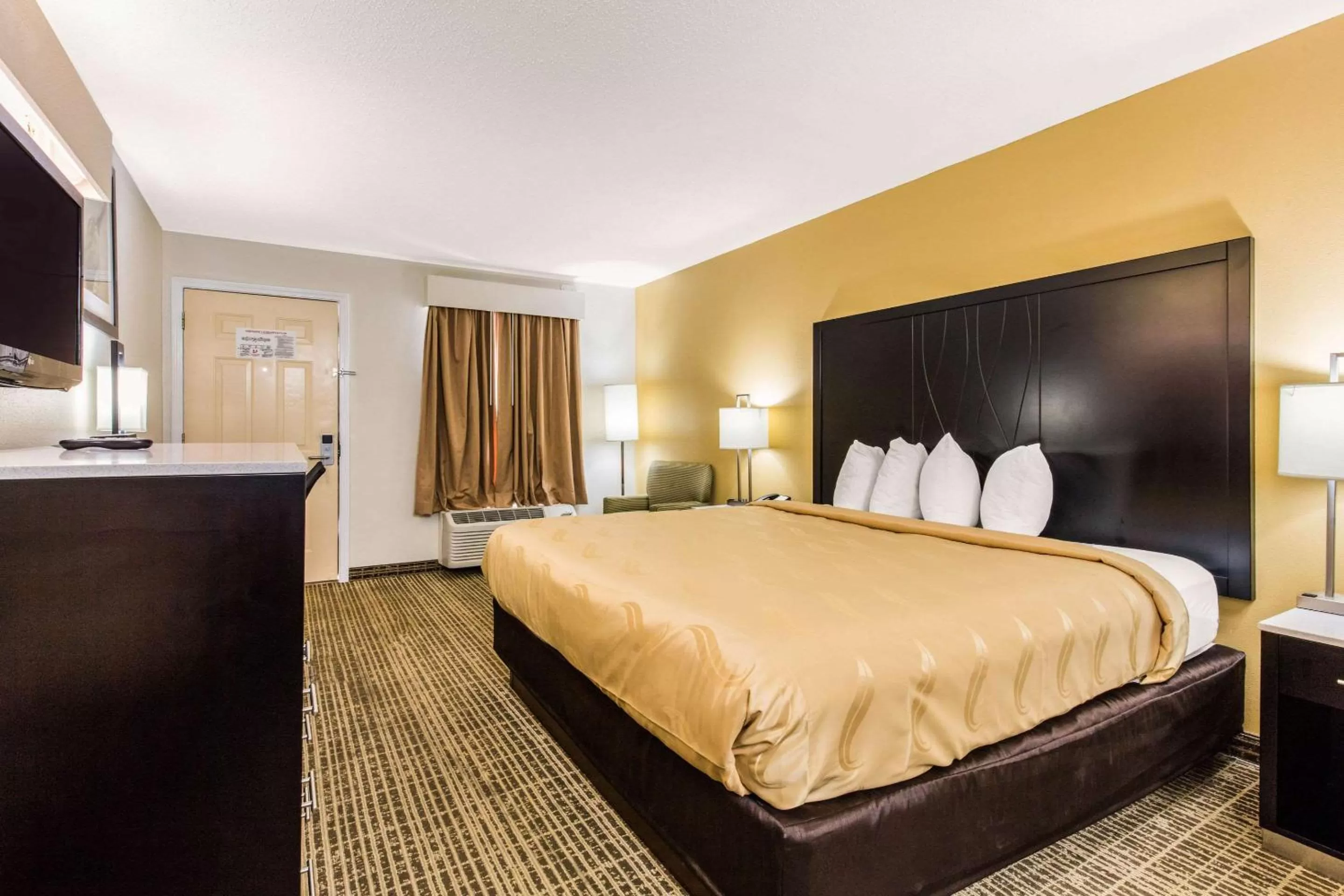 King Room - Non-Smoking in Quality Inn Trussville I-59 exit 141
