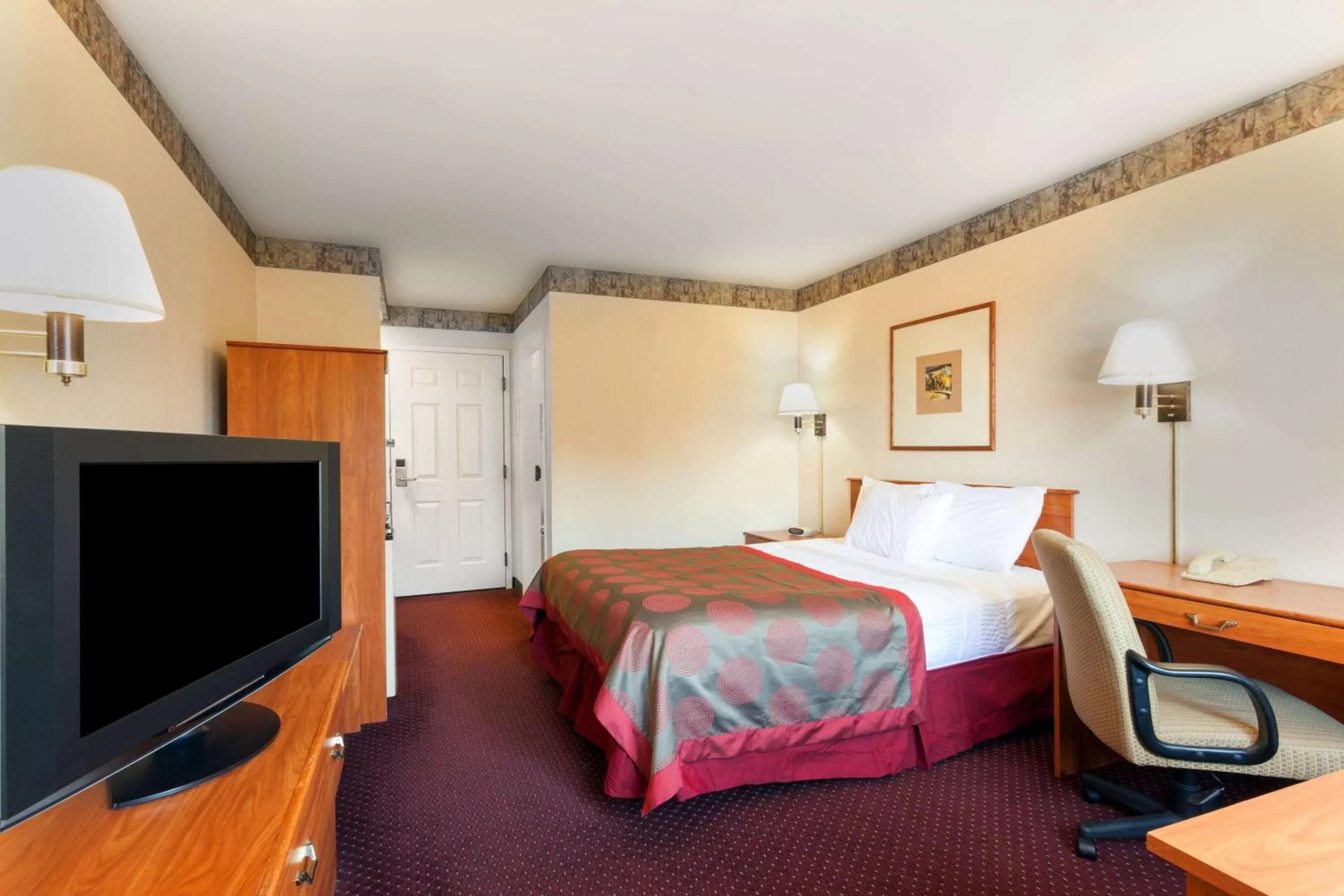 Business Queen Room - Non-Smoking in Ramada by Wyndham SeaTac Airport North