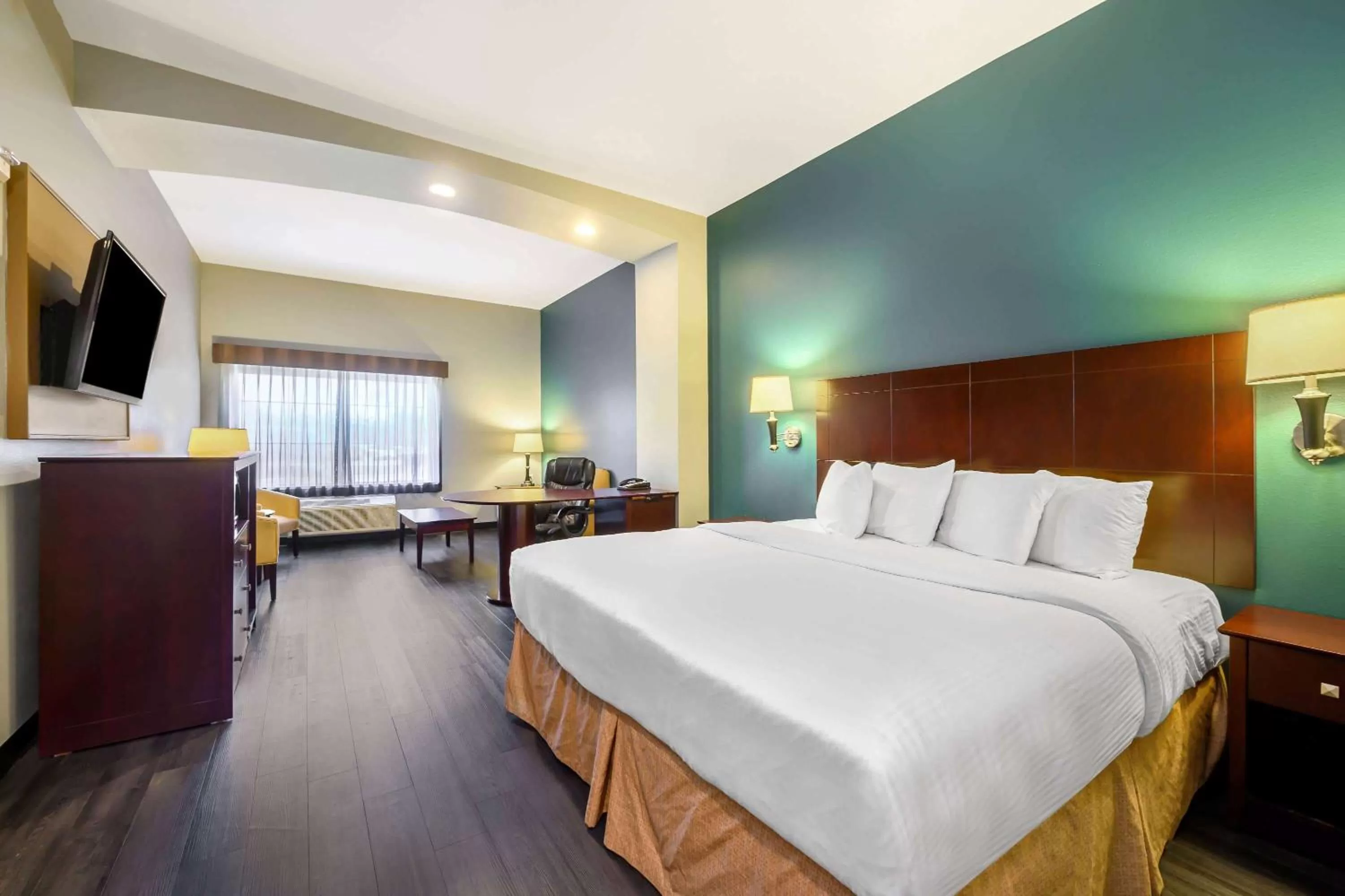 Deluxe King Room with Roll-In Shower - Mobility/Hearing Accessible - Non-Smoking in La Quinta by Wyndham Longview North