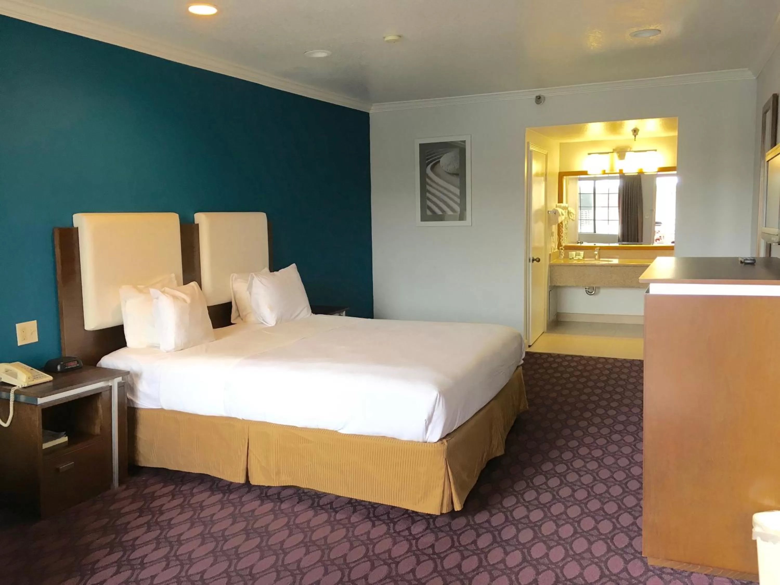 Queen Room with Two Queen Beds - Non-Smoking in Hotel Pacific, Manhattan Beach