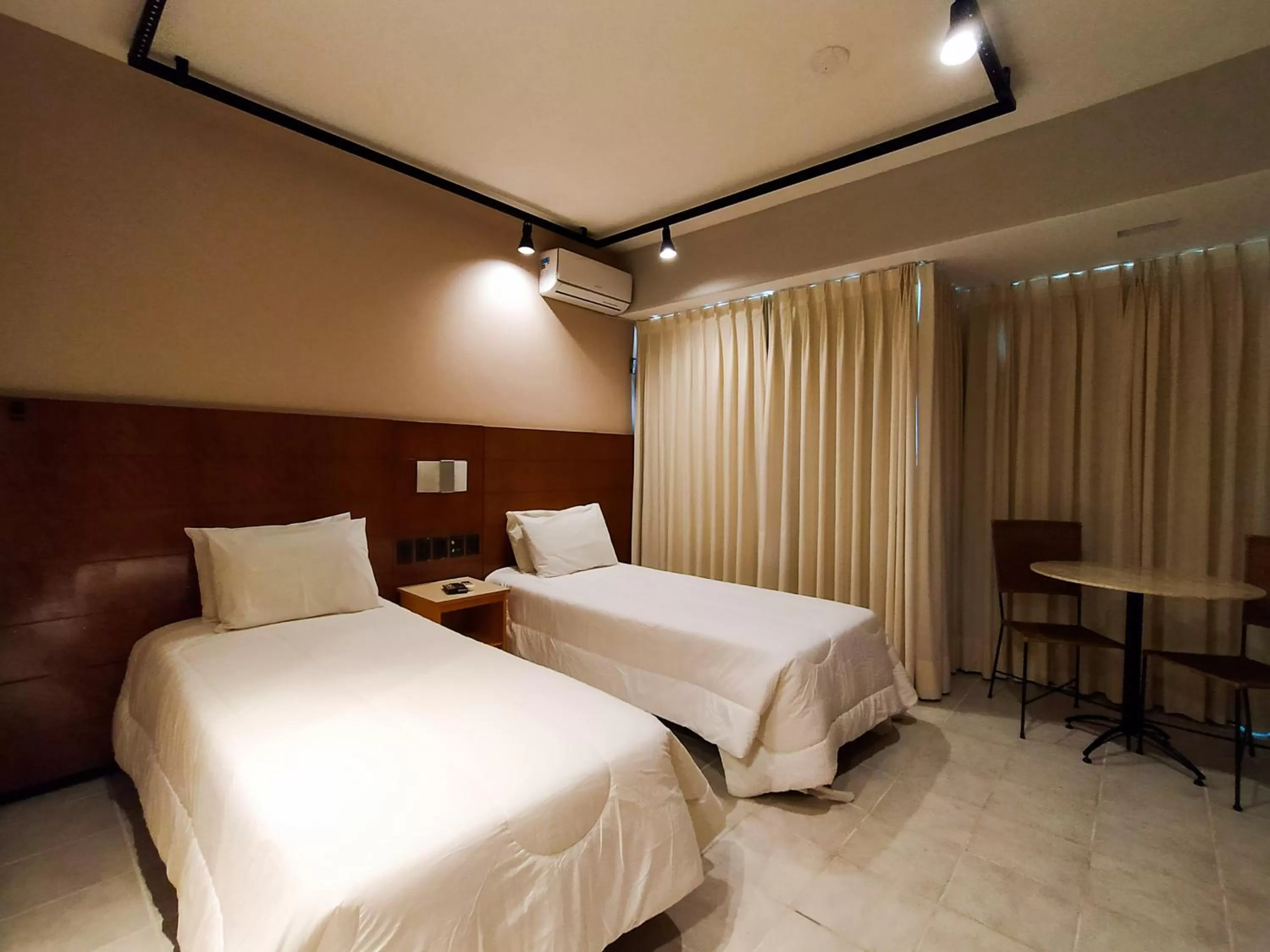 Deluxe Double or Twin Room with City View - single occupancy in Savassi Village