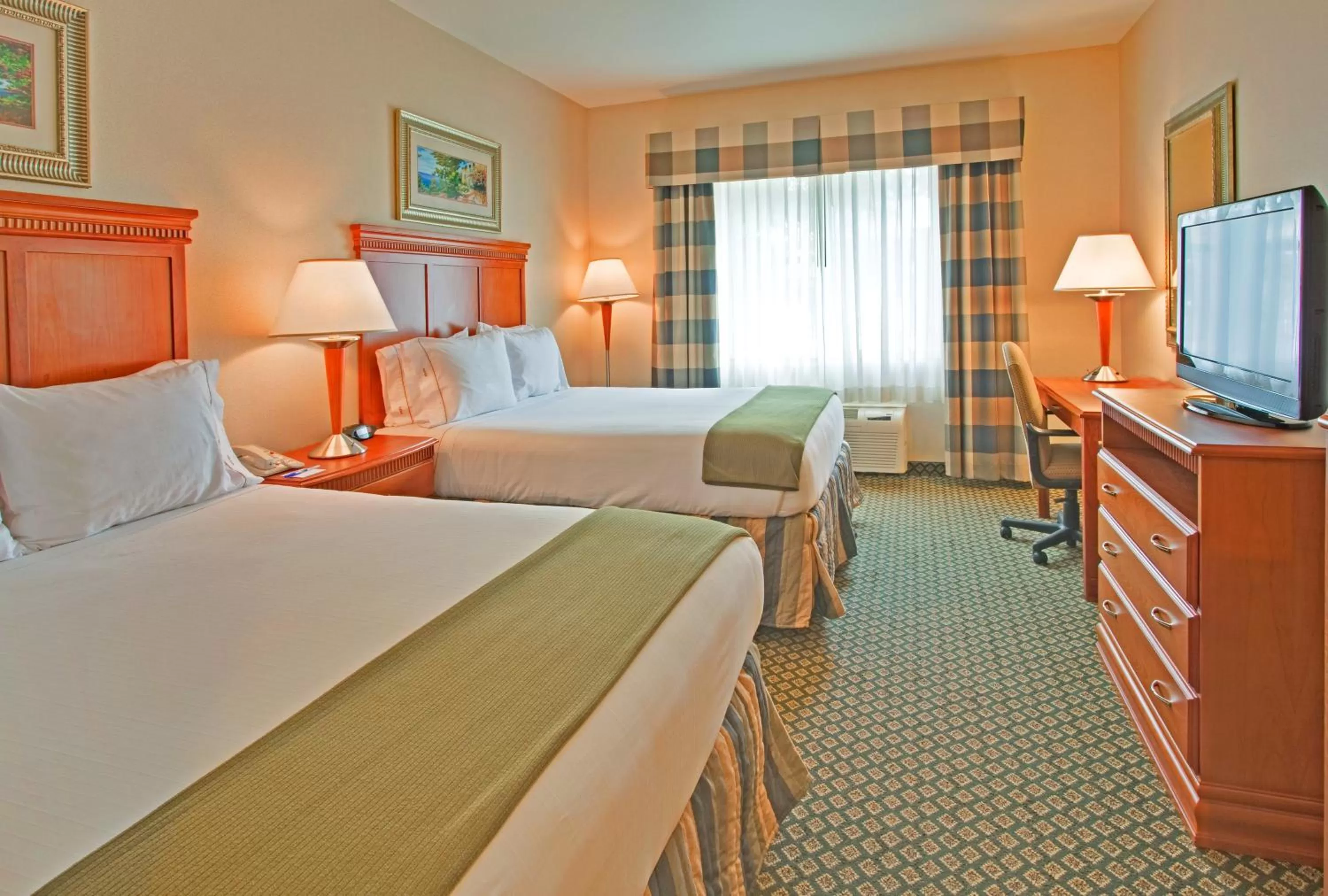 Standard Queen Room with Two Queen Beds and Tub - Mobility/Communications Accessible in Holiday Inn Express Hotel & Suites Ontario Airport-Mills Mall by IHG