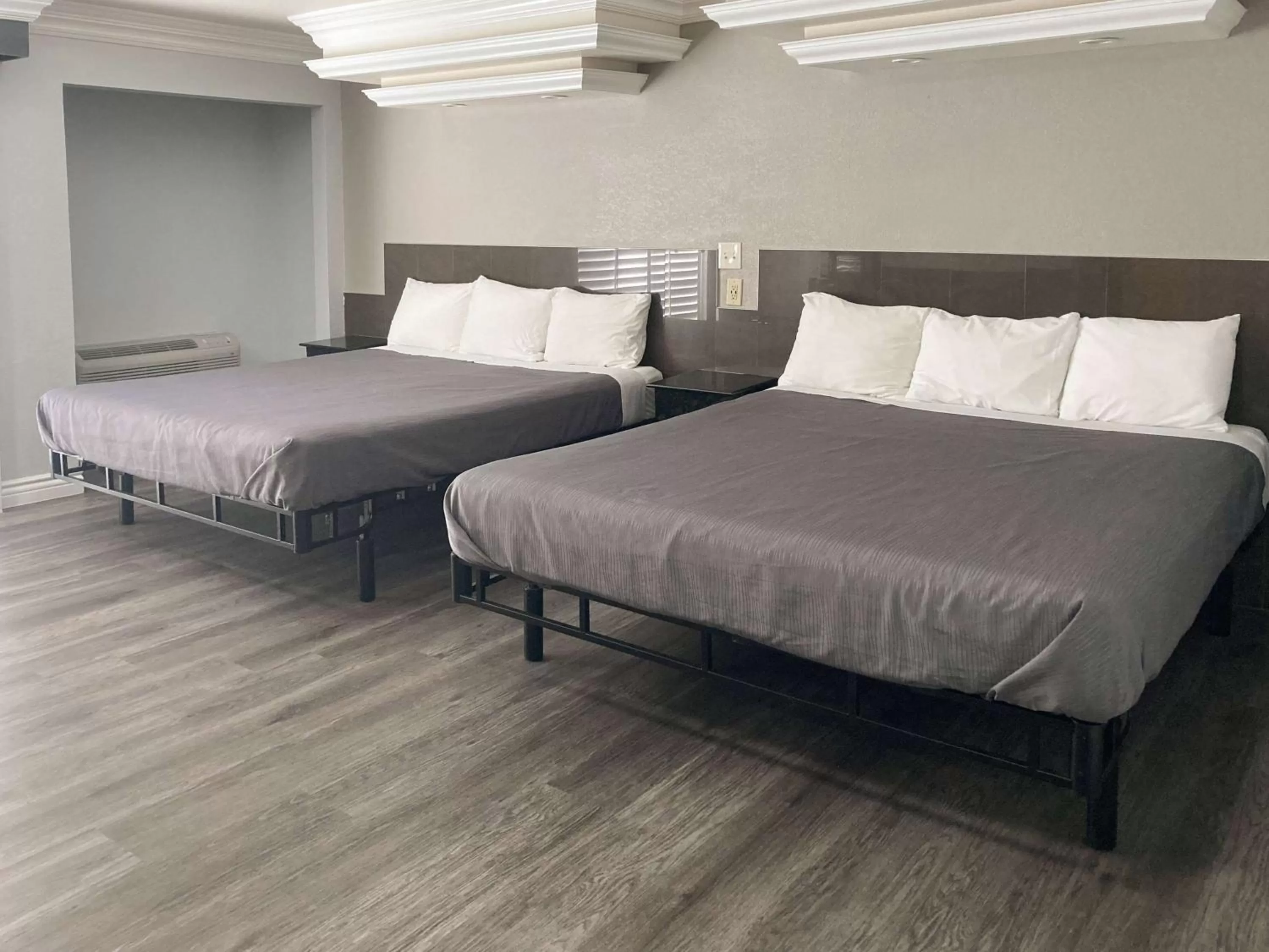 Queen Room with Two Queen Beds - Non-Smoking in Motel 6 Glendale CA Pasadena Burbank Los Angeles