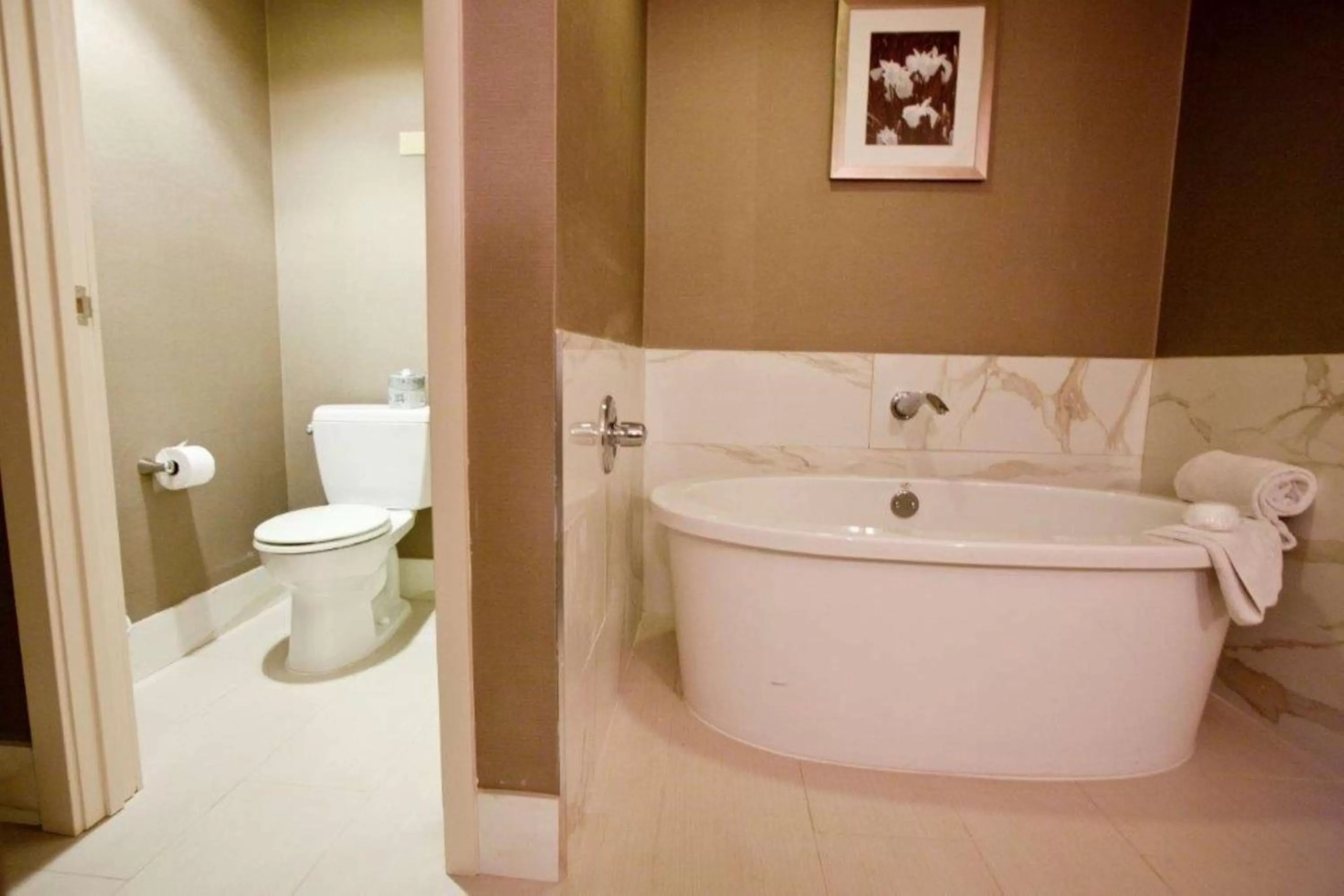 King Suite with Spa Bath in Wyndham Midland Downtown