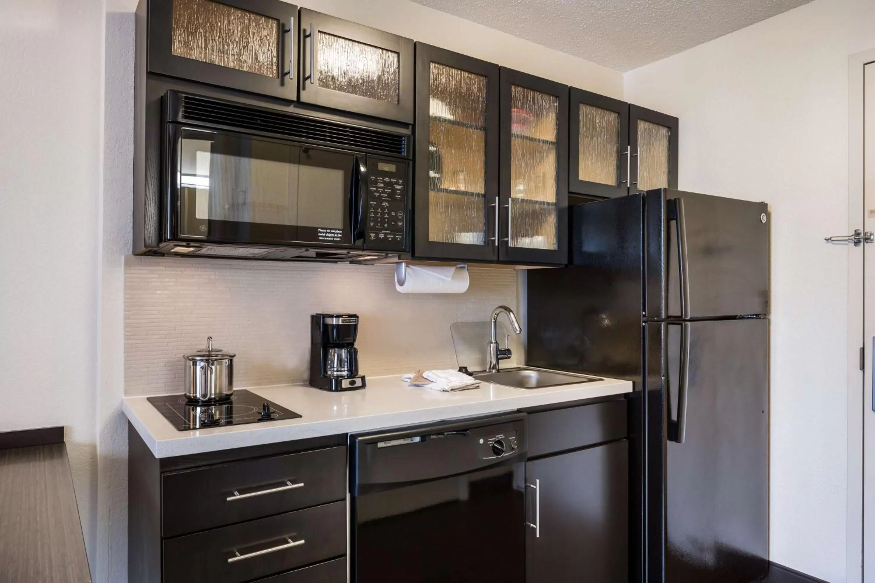 One-Bedroom Queen Suite in Sonesta Simply Suites Chicago O'Hare Airport