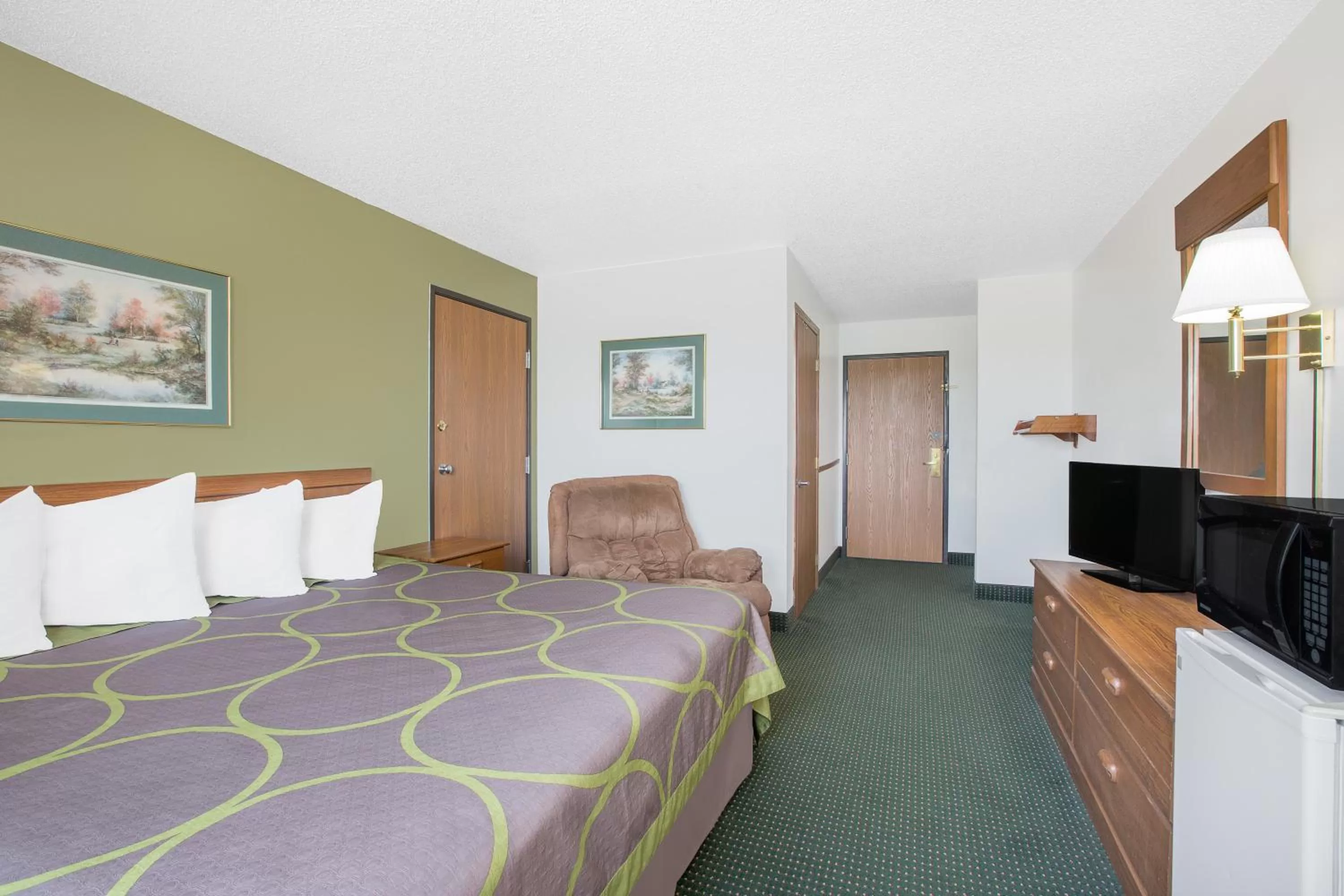 King Room - Mobility Access/Non-Smoking in Super 8 by Wyndham Chillicothe
