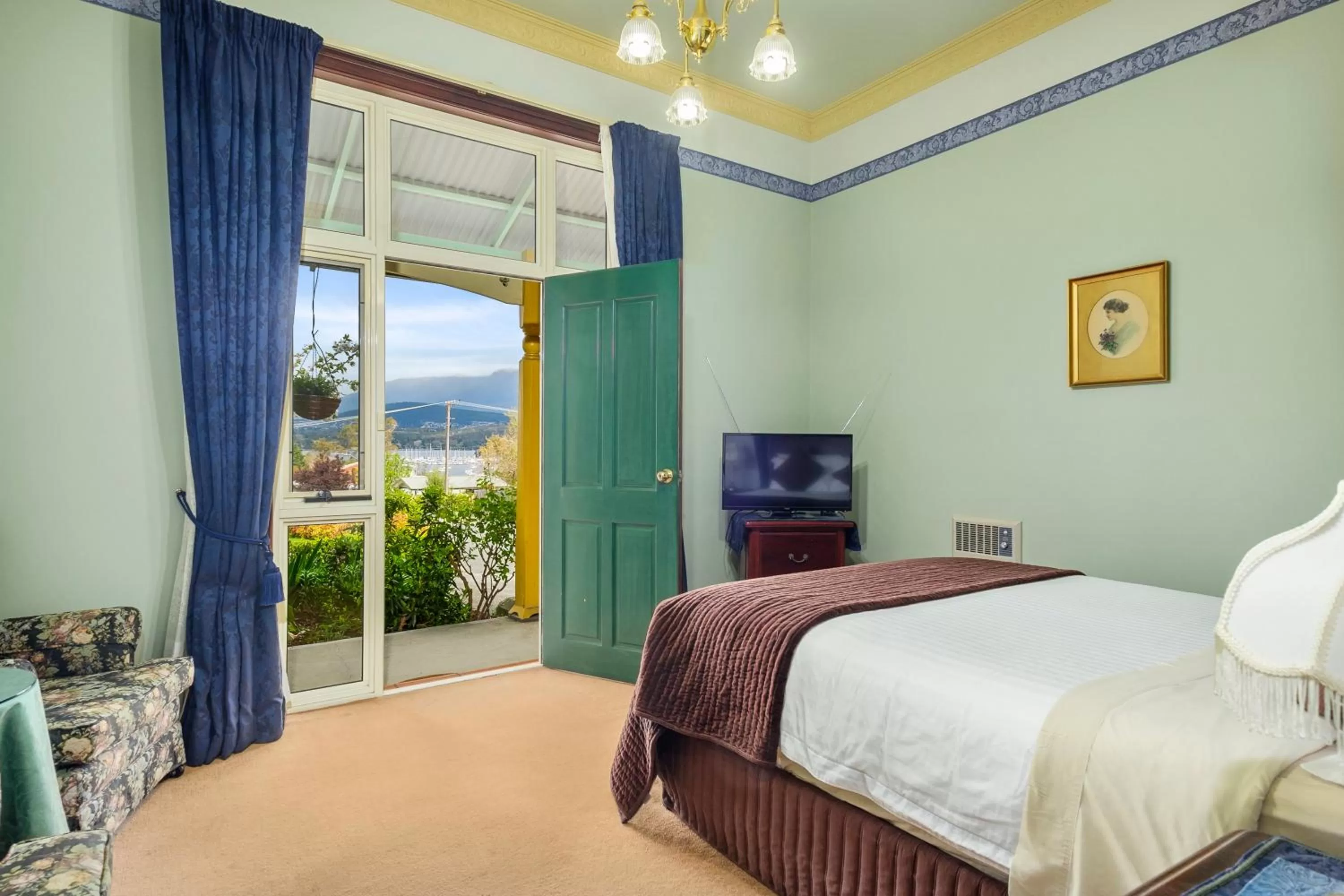 Deluxe Queen Room with Mountain View, River View and Garden View in Orana House