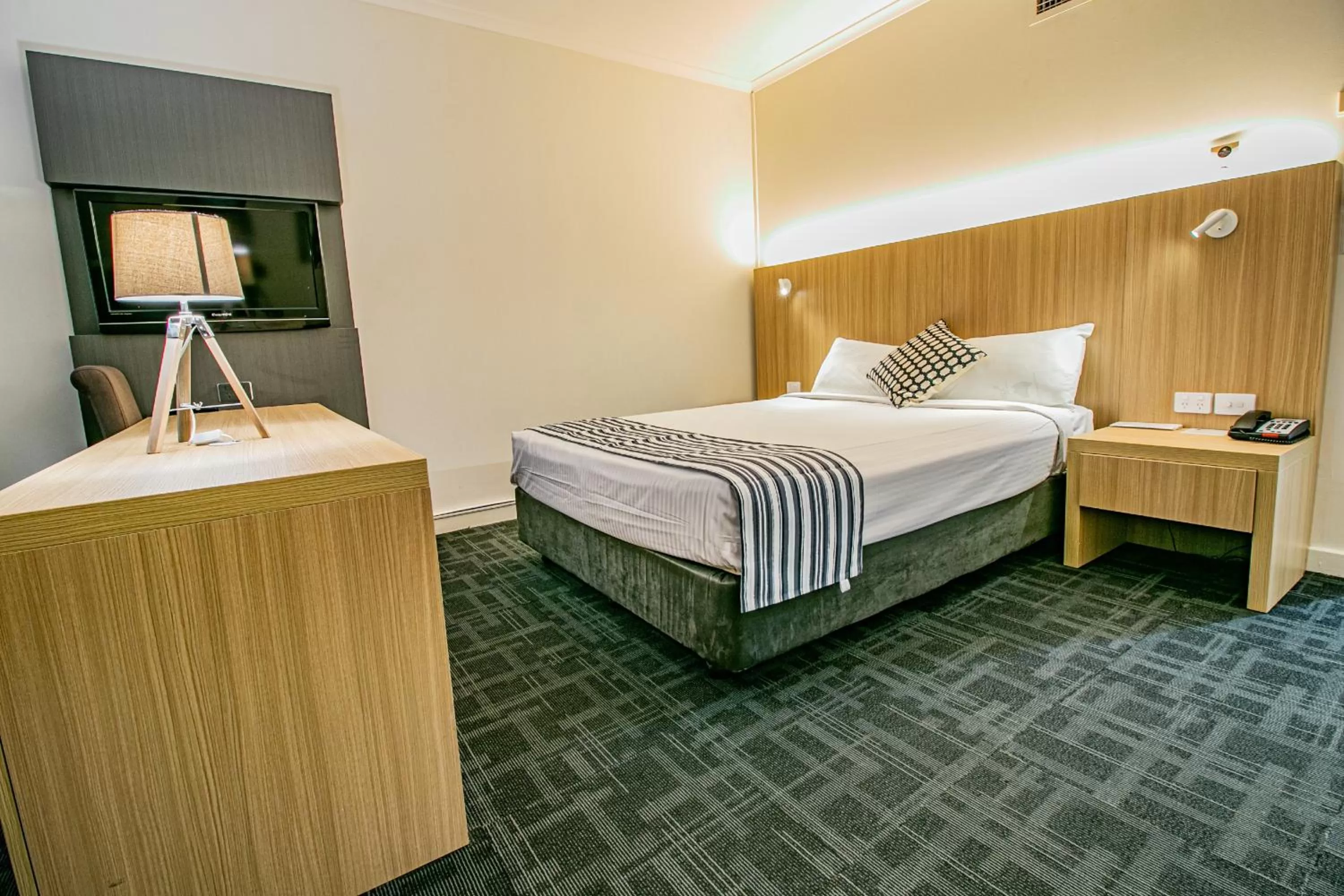 Deluxe Single Room - Ocean Side in Absolute Beachfront Opal Cove Resort