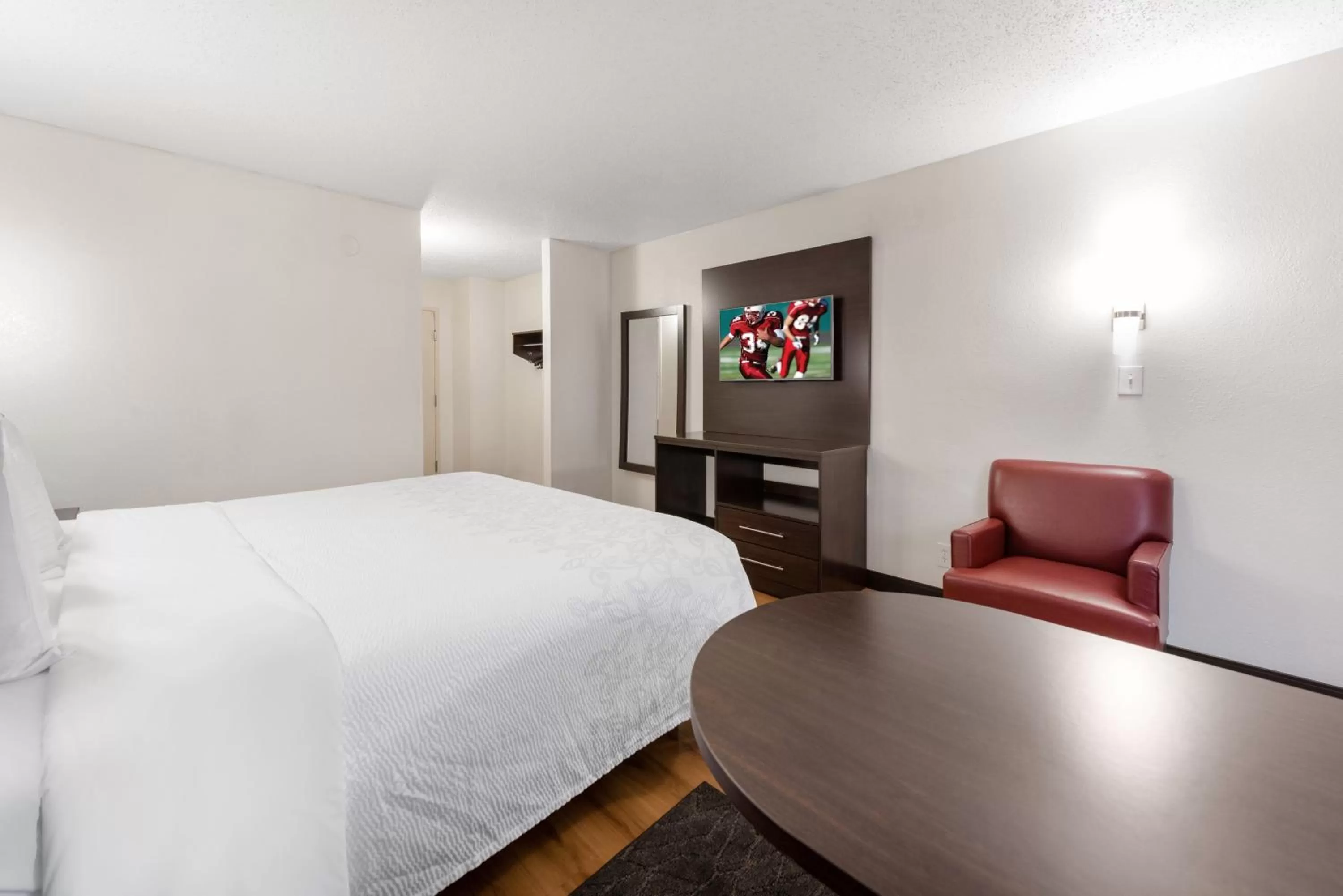 Superior King Room Smoke Free in Red Roof Inn PLUS+ Columbus - Worthington