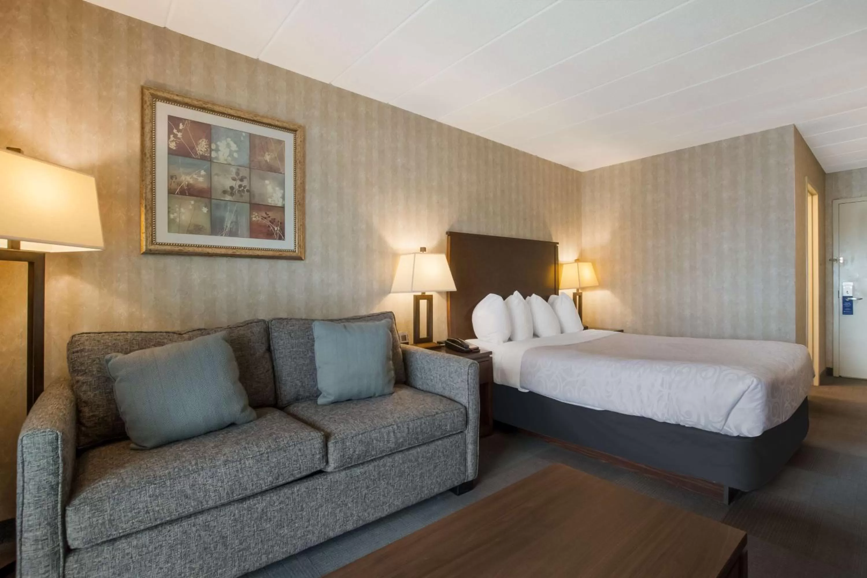 Queen Room with Sofa Bed in Best Western Brantford Hotel and Conference Centre